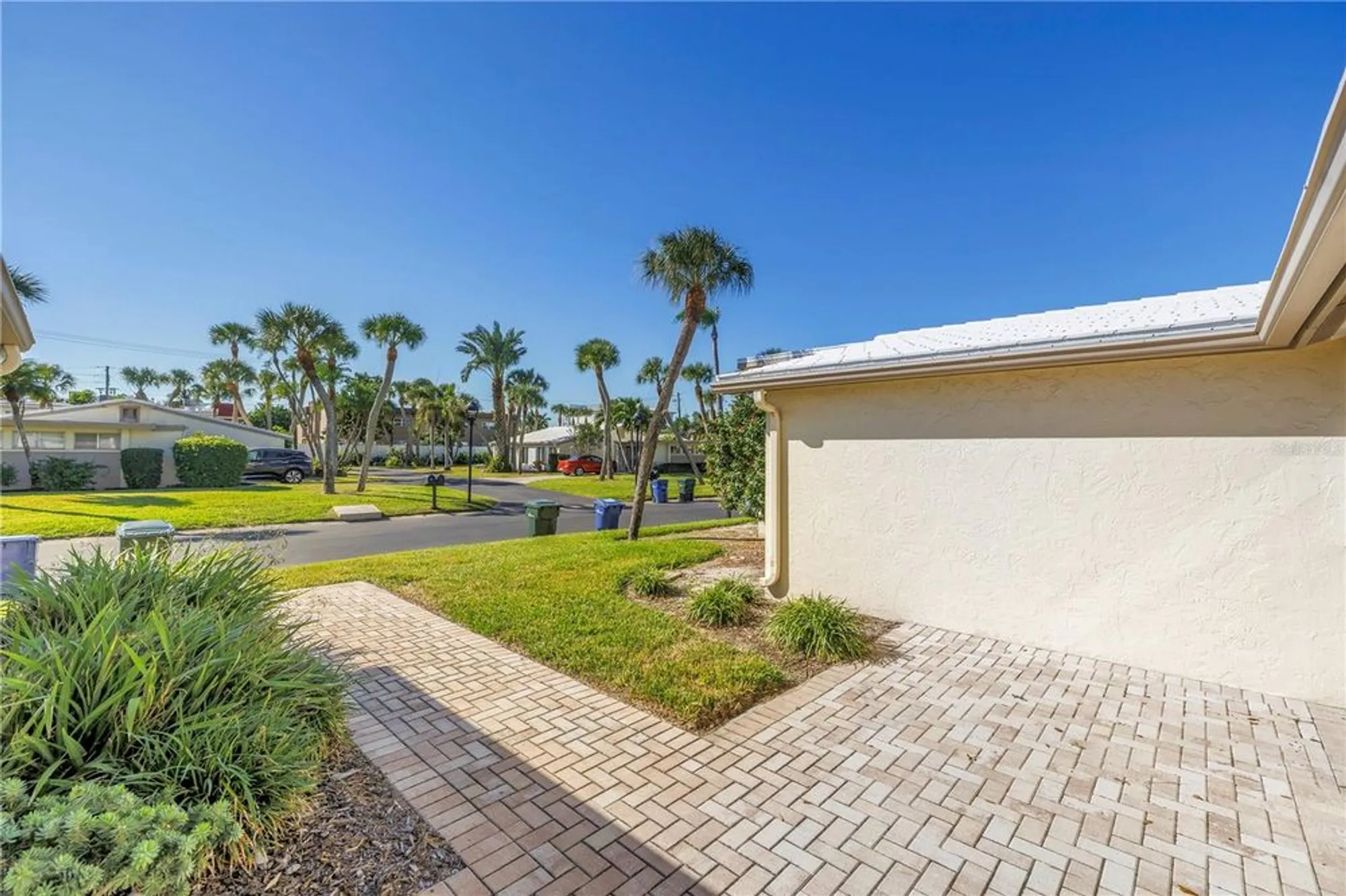 Property Slideshow image 5 of 60 | 111 whispering sands cir # v38, Sarasota, FL, 34242