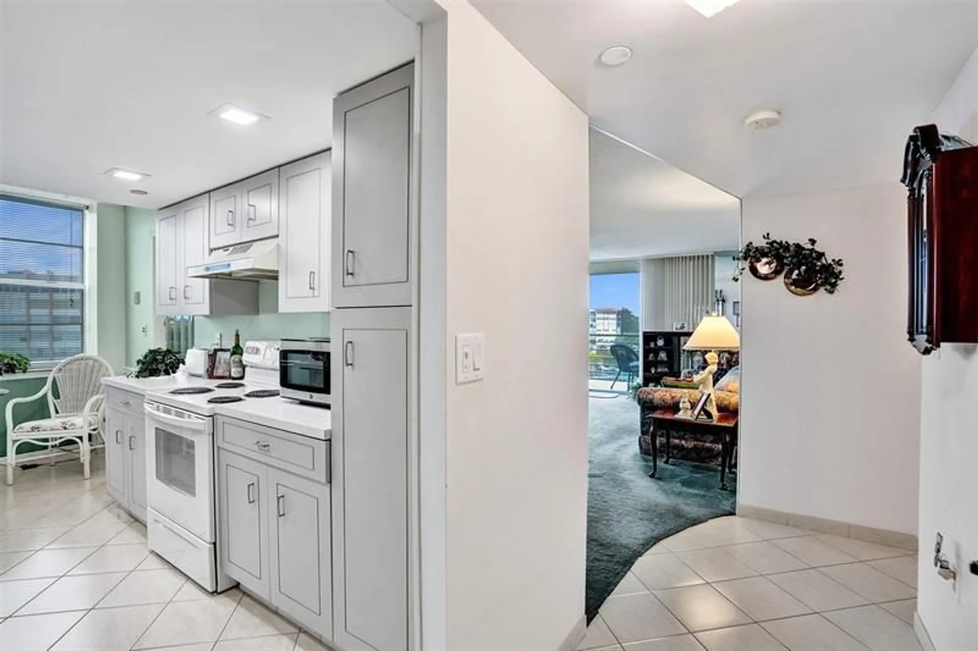 Property Slideshow image 10 of 71 | 1100 saint charles pl 612, Pembroke Pines, FL, 33026