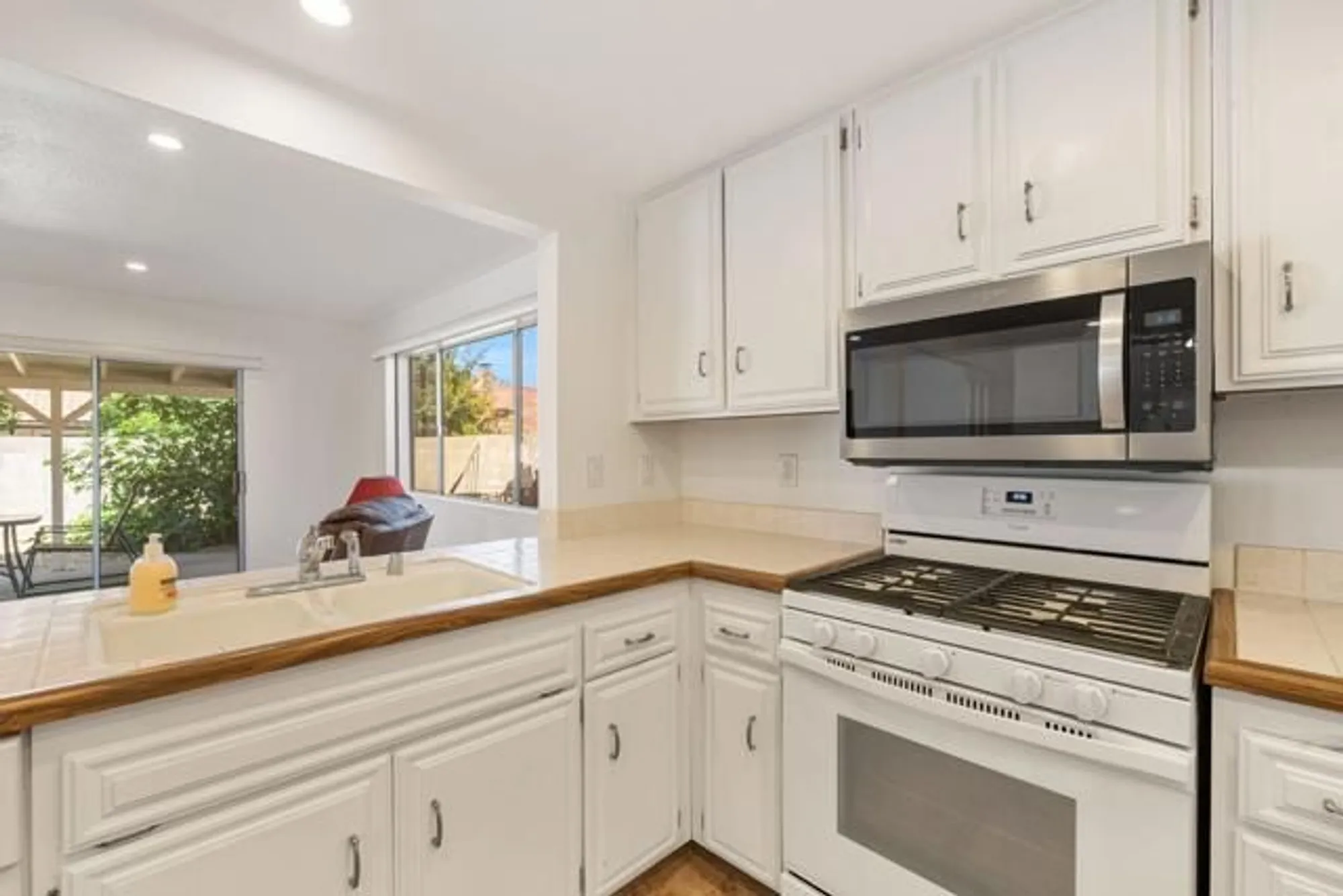 Property Slideshow image 9 of 40 | 2050 silver oak way, Hemet, CA, 92545