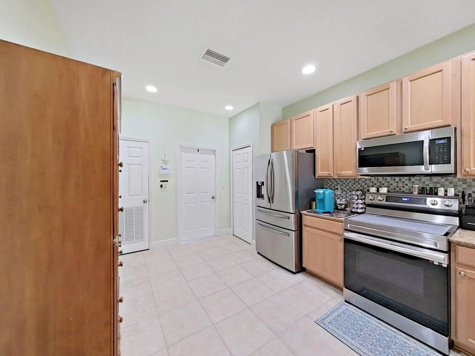 Property Slideshow image 13 of 100 | 303 bluewater falls ct, Apollo Beach, FL, 33572