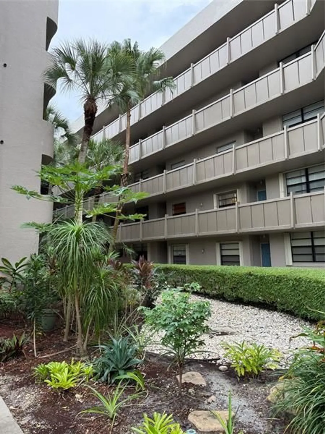 Property Slideshow image 2 of 23 | 900 colony point cir 121, Pembroke Pines, FL, 33026