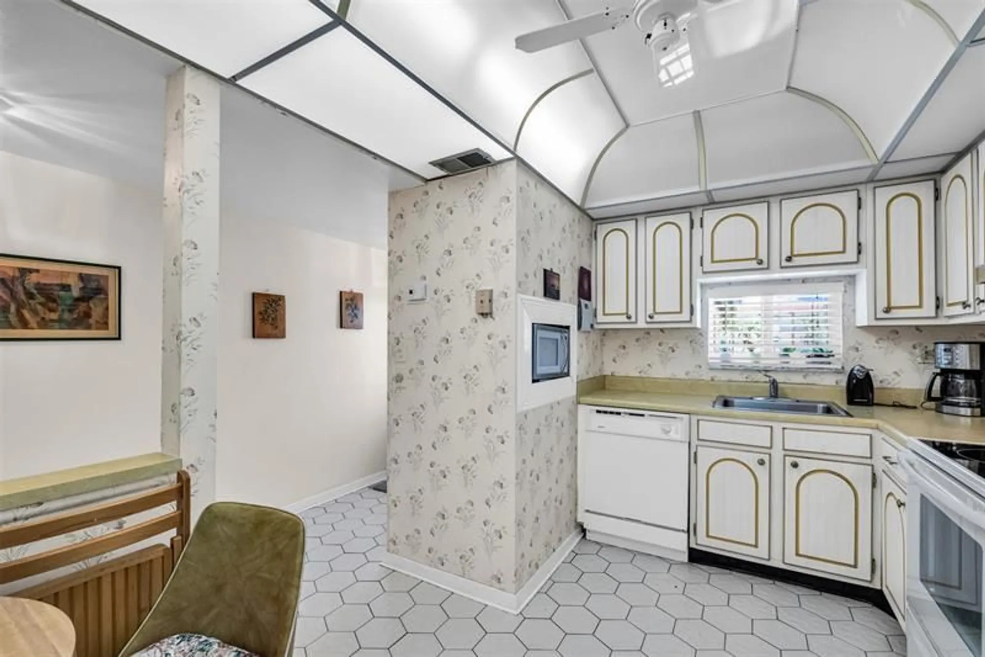 Property Slideshow image 15 of 51 | 9511 n hollybrook lake dr 207, Pembroke Pines, FL, 33025