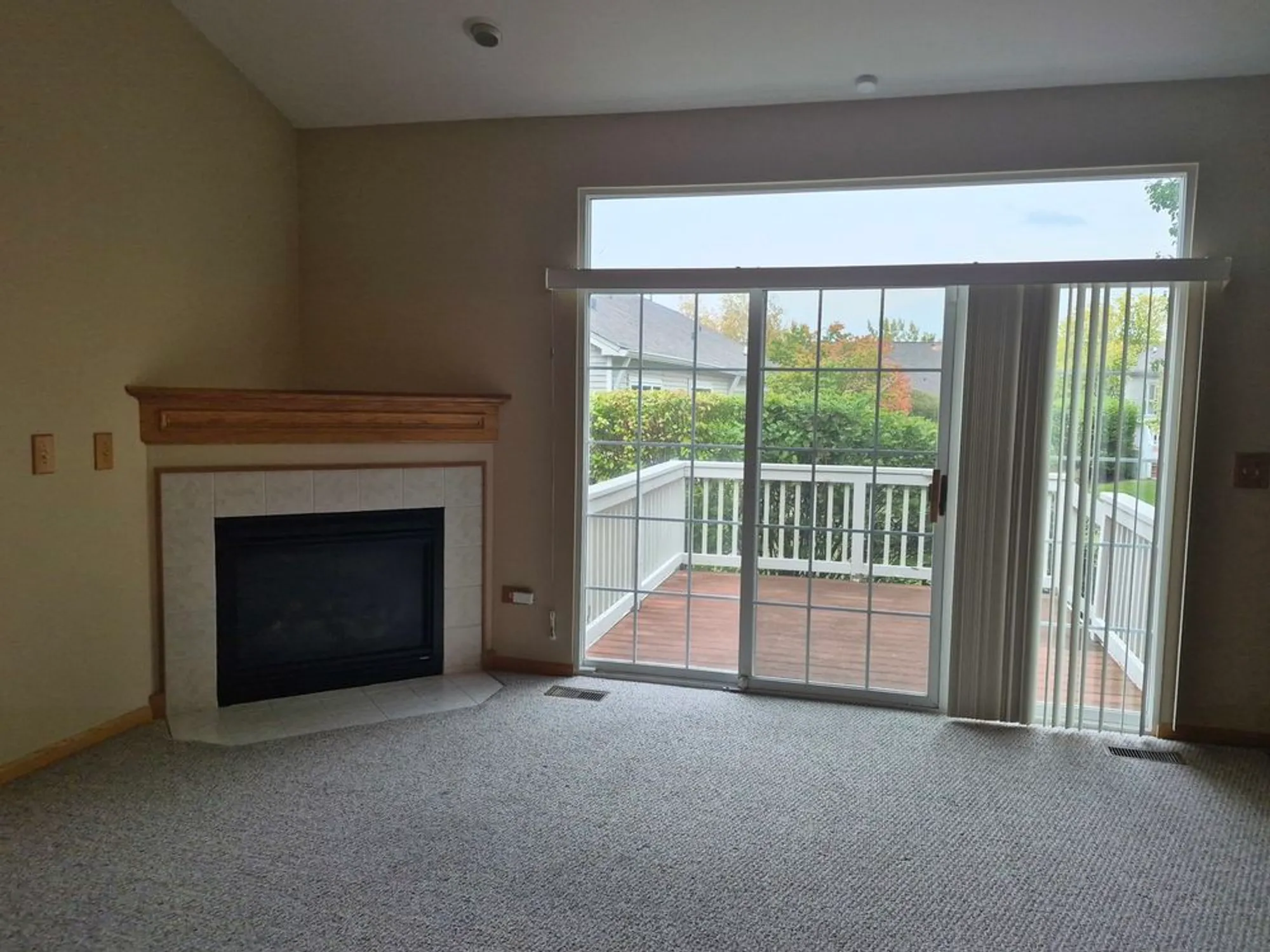 Property Slideshow image 4 of 19 | 1622 captiva dr, Aurora, IL, 60504