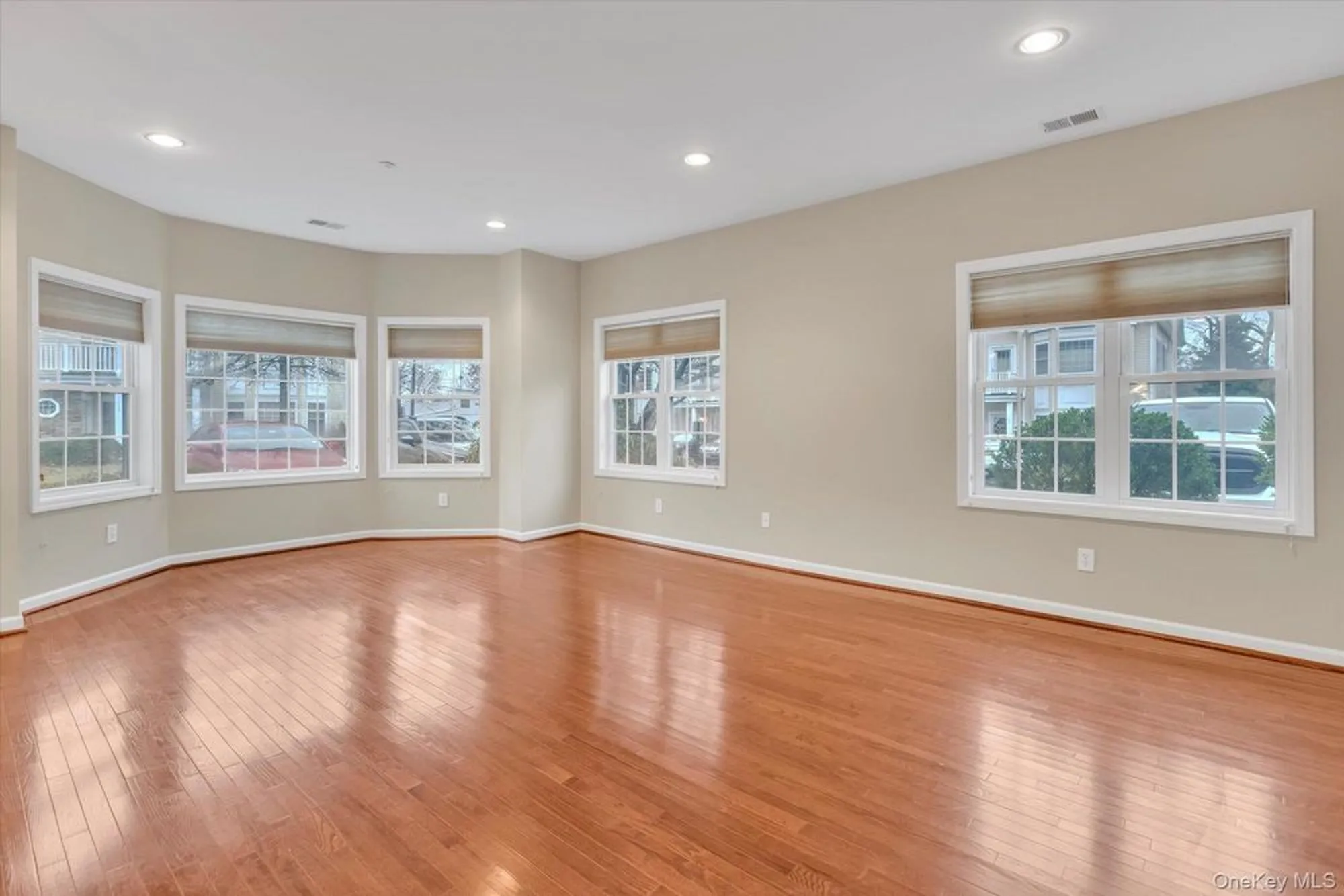 Property Slideshow image 3 of 24 | 119 autumn dr, Plainview, NY, 11803