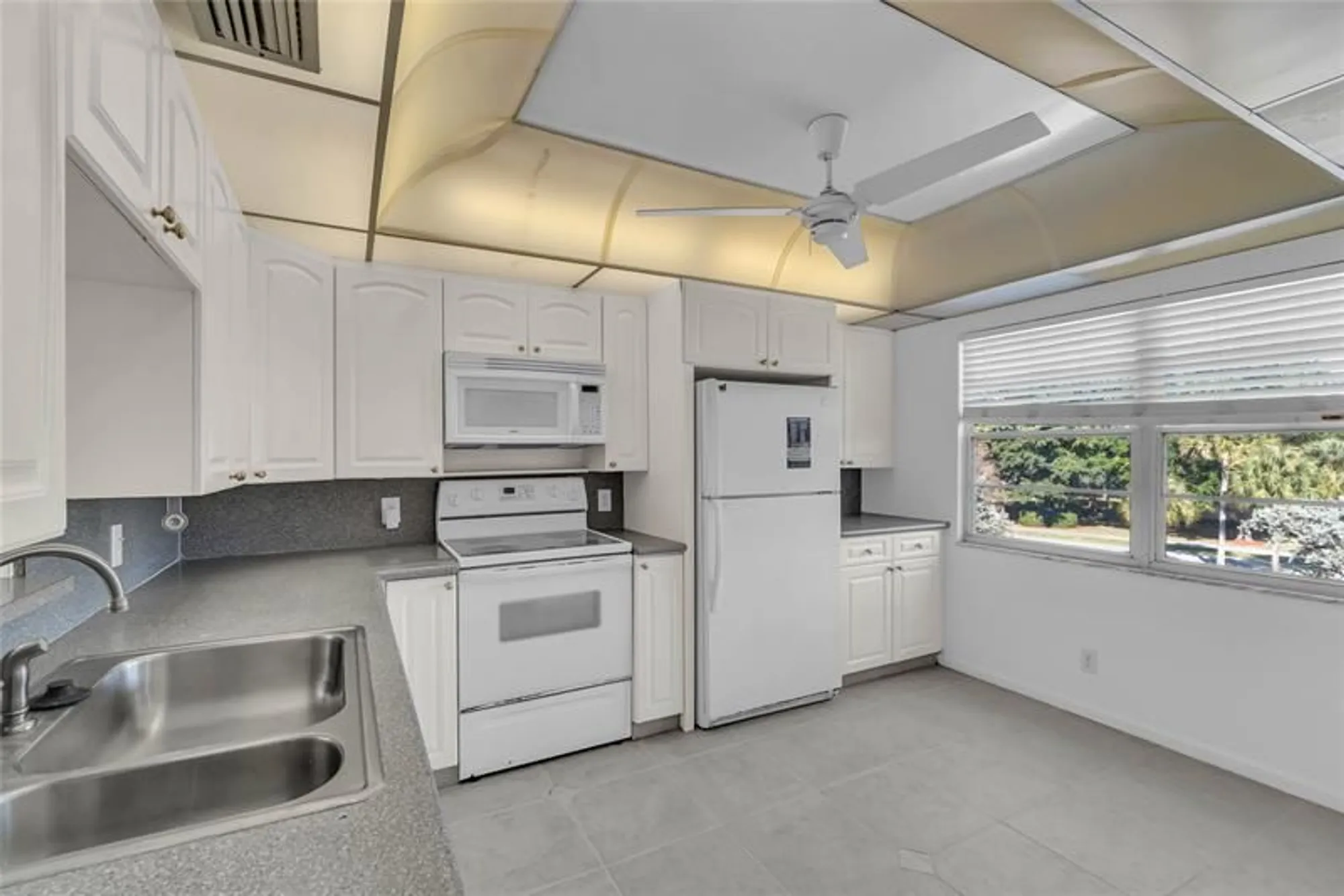 Property Slideshow image 4 of 24 | 3001 portofino isle m3, Coconut Creek, FL, 33066