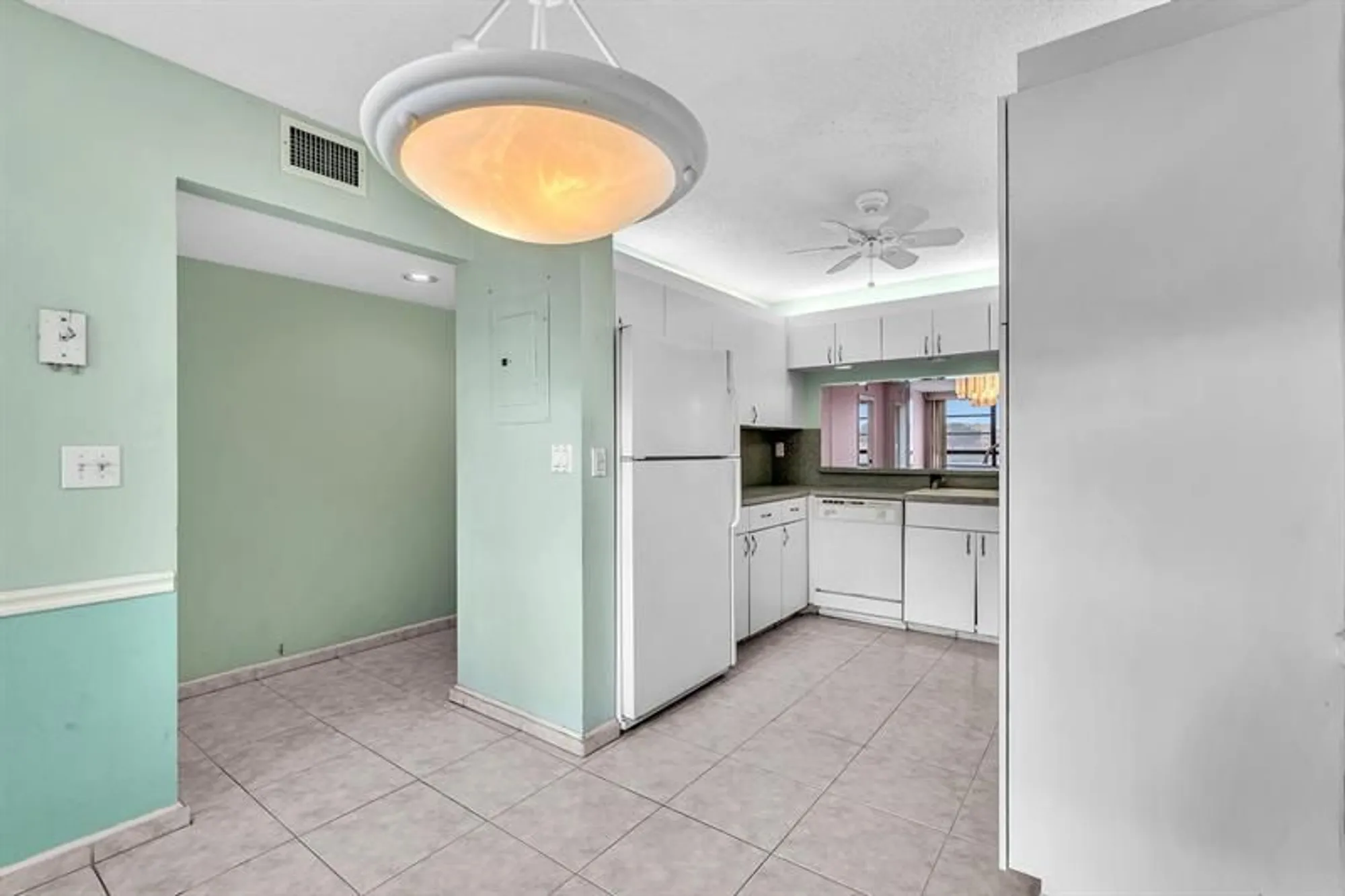 Property Slideshow image 10 of 82 | 10442 e clairmont cir 204, Tamarac, FL, 33321
