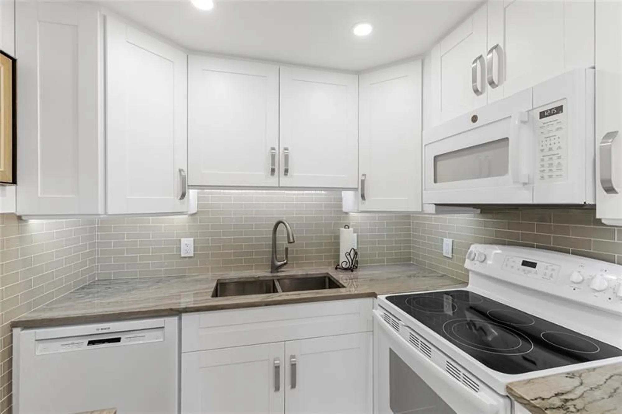 Property Slideshow image 7 of 60 | 210 oakridge n # 210, Deerfield Beach, FL, 33442