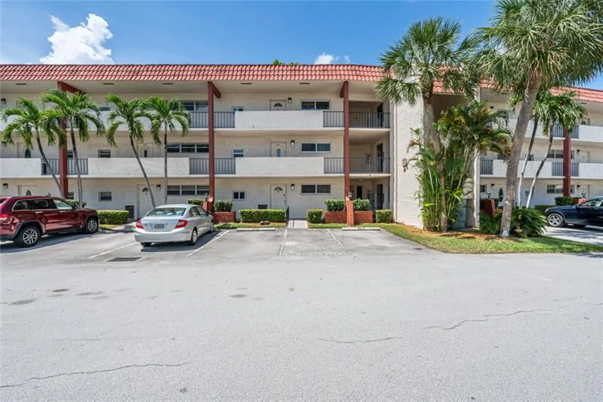 Property Slideshow image 19 of 53 | 671 s hollybrook dr 306, Pembroke Pines, FL, 33025