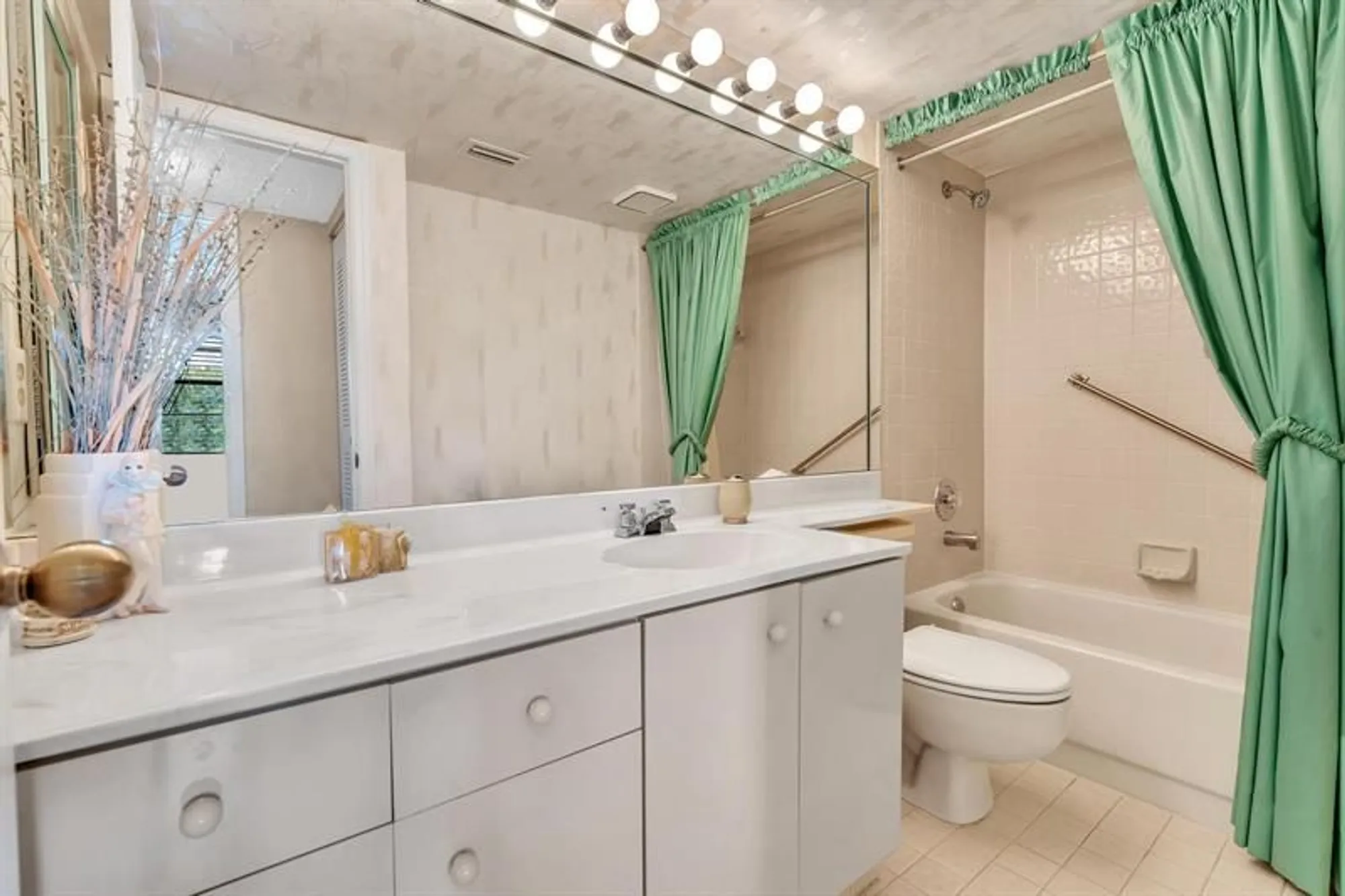 Property Slideshow image 36 of 83 | 7449 fairfax dr 211, Tamarac, FL, 33321