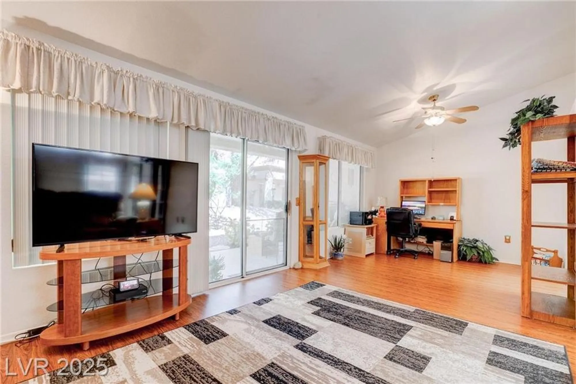 Property Slideshow image 10 of 42 | 2541 desert glen dr, Las Vegas, NV, 89134