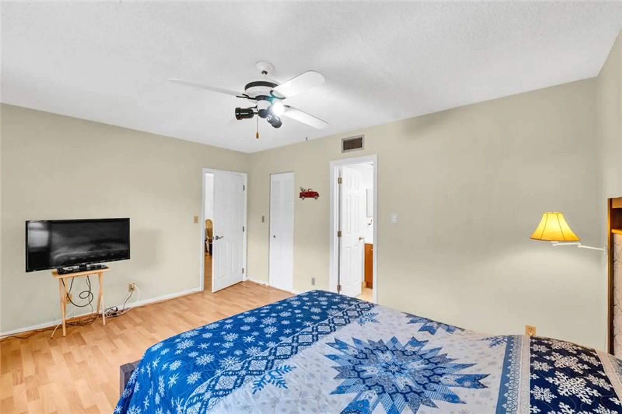 Property Slideshow image 5 of 11 | 1015 country club dr apt 203, Margate, FL, 33063