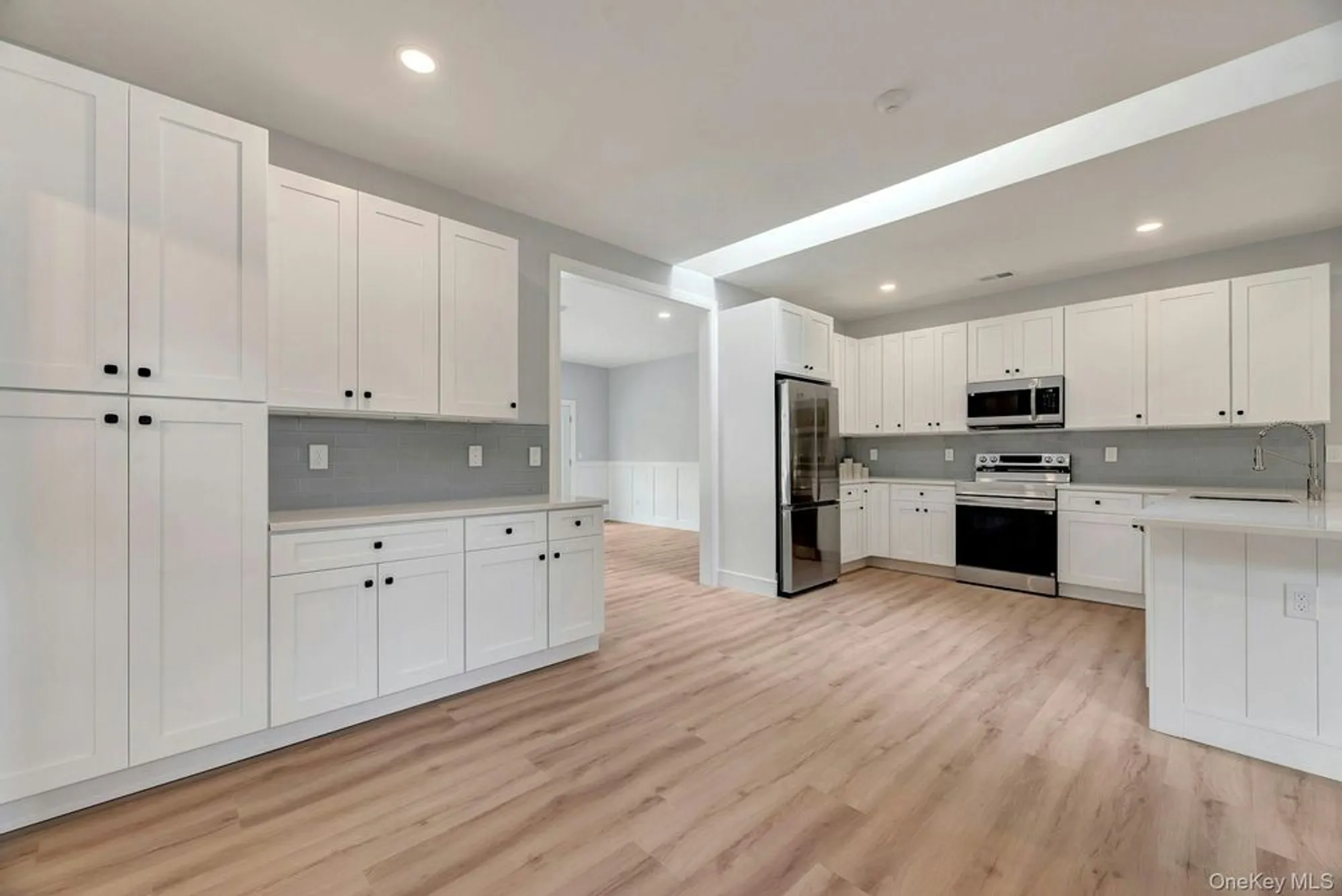 Property Slideshow image 11 of 41 | 509 oak bluff ct, Moriches, NY, 11955