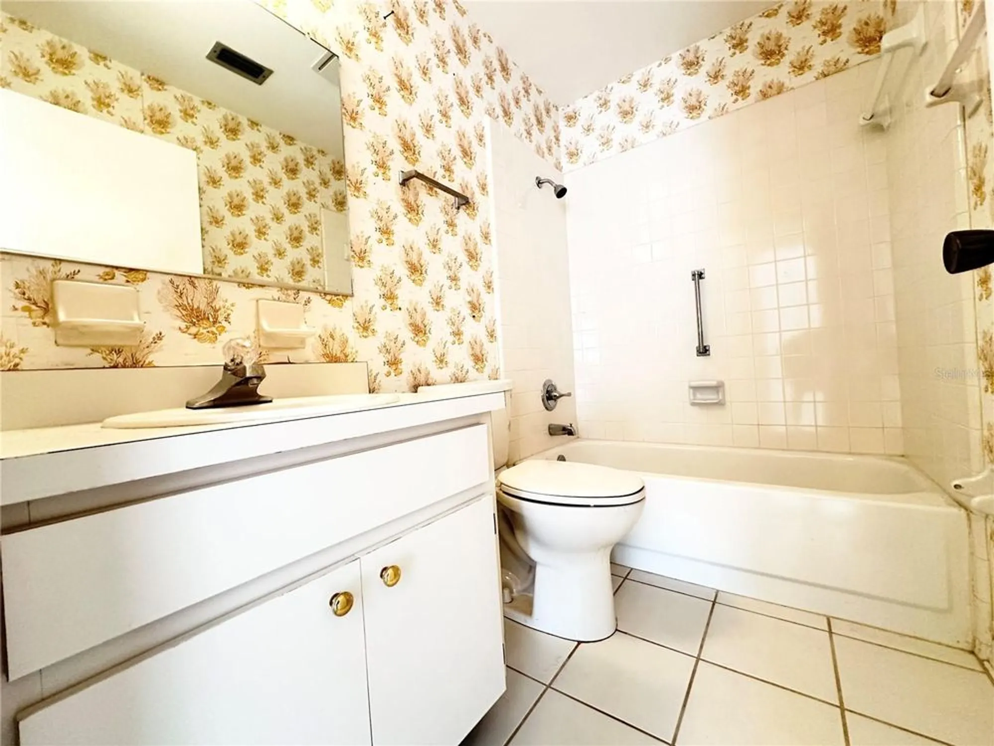 Property Slideshow image 15 of 18 | 203 rickenbacker dr, Sun City Center, FL, 33573
