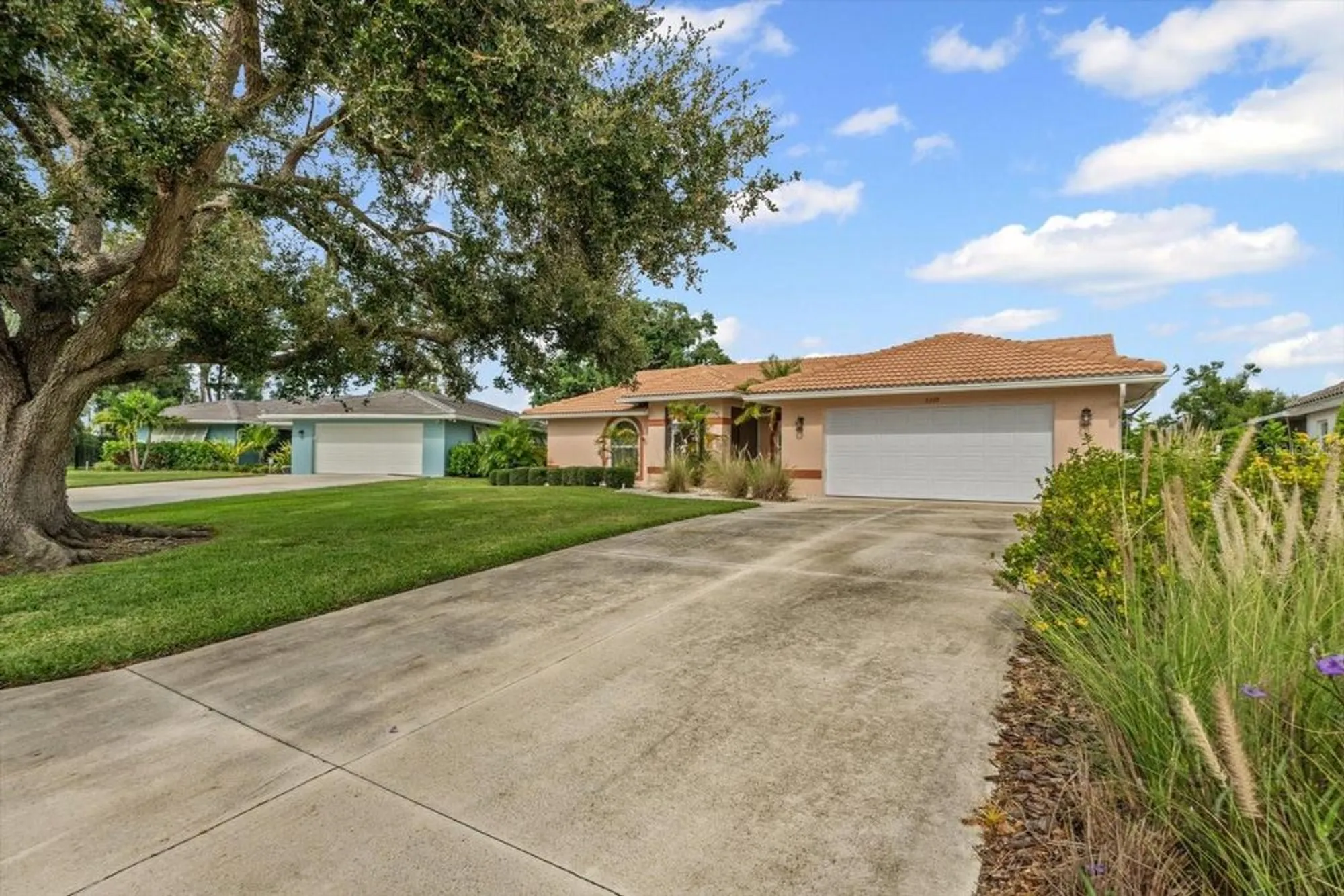 Property Slideshow image 8 of 44 | 3339 sheffield cir, Sarasota, FL, 34239