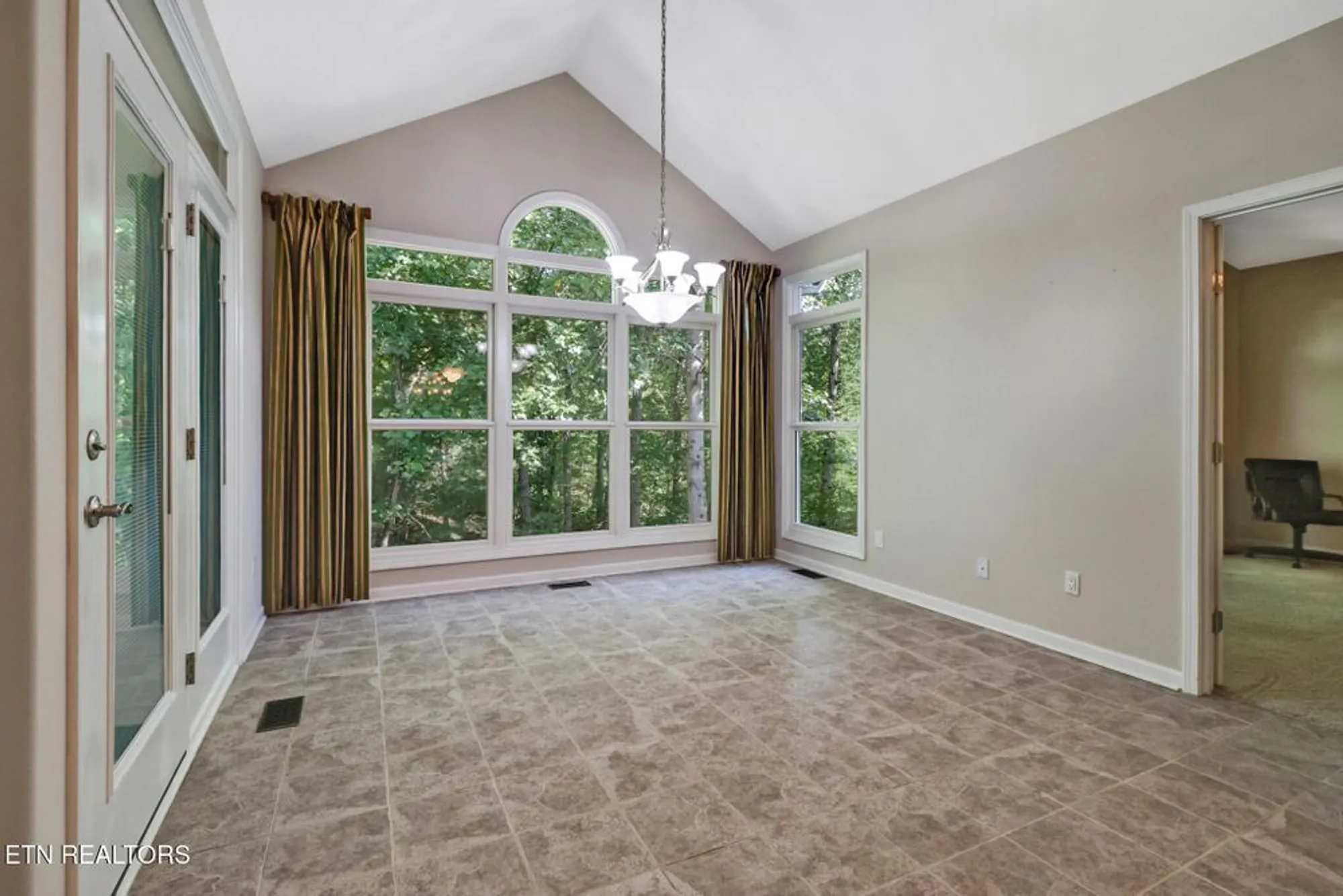 Property Slideshow image 14 of 52 | 123 lafayette pt apt 1, Crossville, TN, 38558