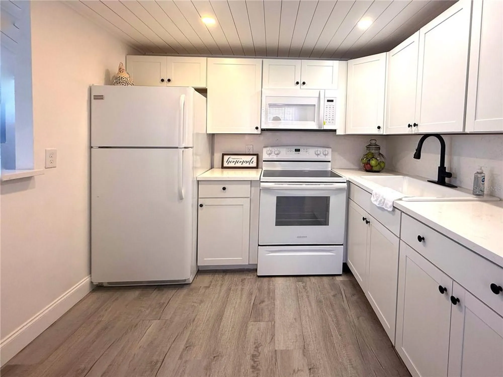 Property Slideshow image 10 of 23 | 1802 bedford ln 7, Sun City Center, FL, 33573