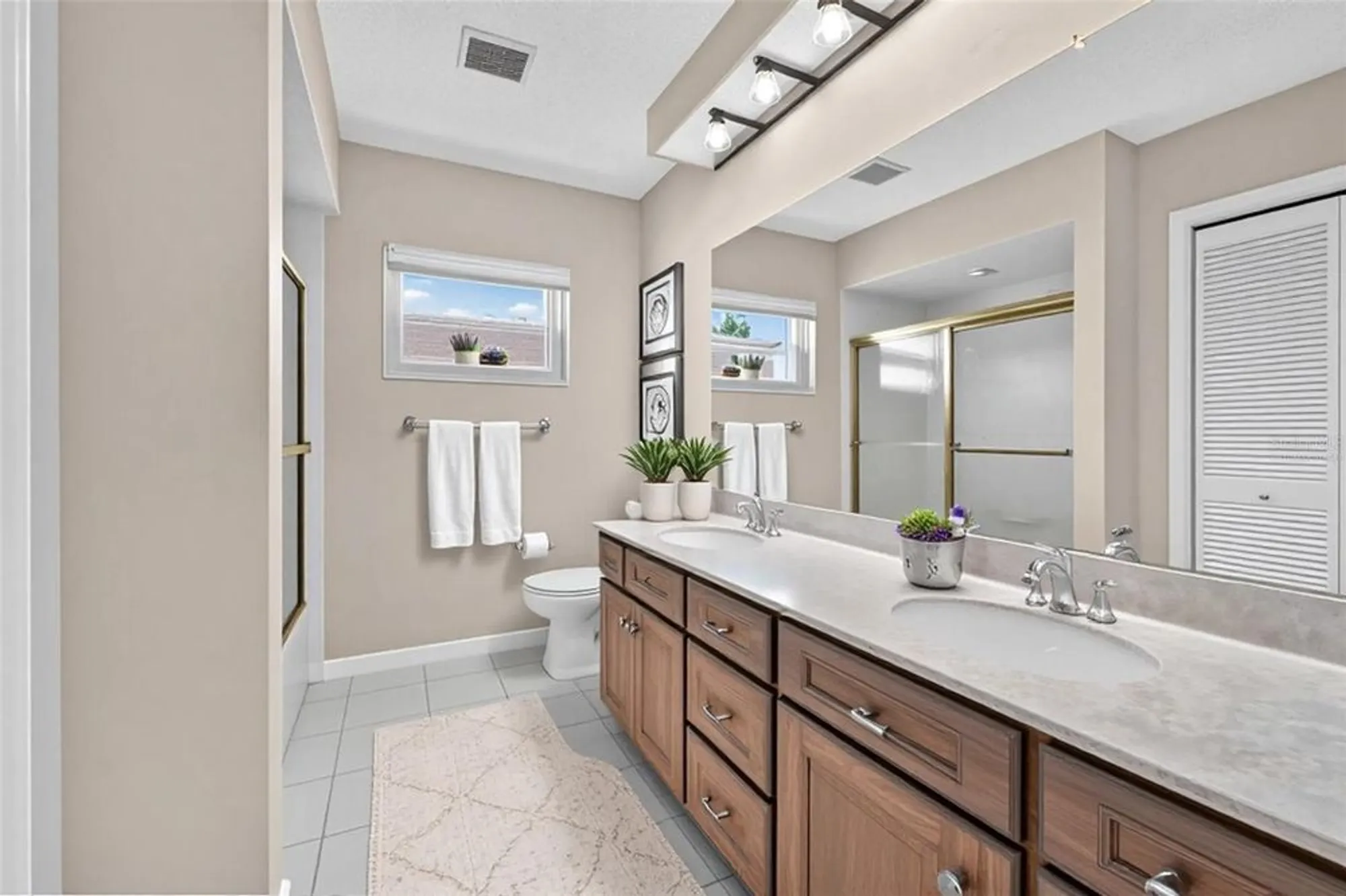 Property Slideshow image 20 of 79 | 2007 east view dr, Sun City Center, FL, 33573