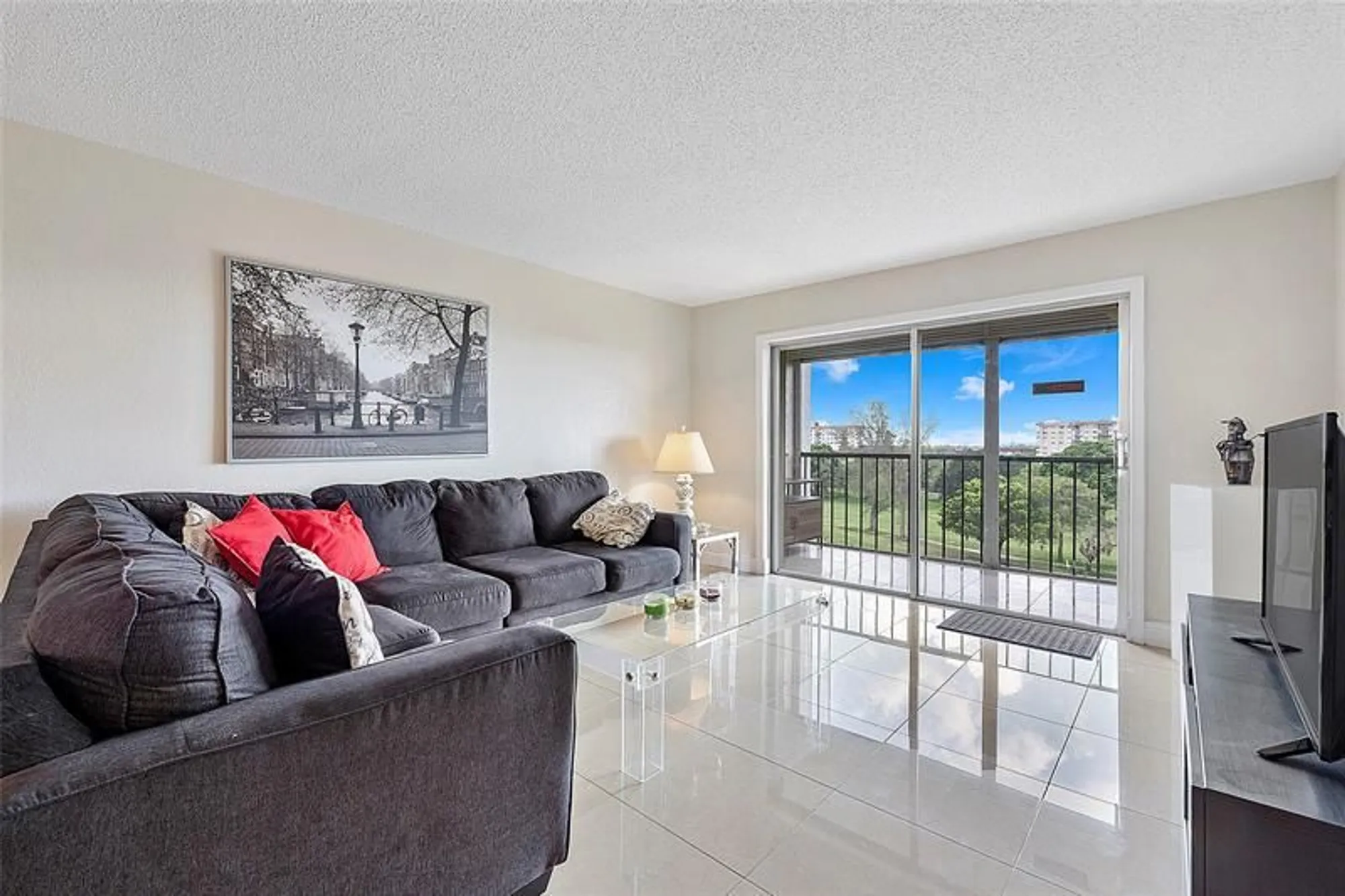 Property Slideshow image 6 of 22 | 5860 nw 44th st 706, Lauderhill, FL, 33319