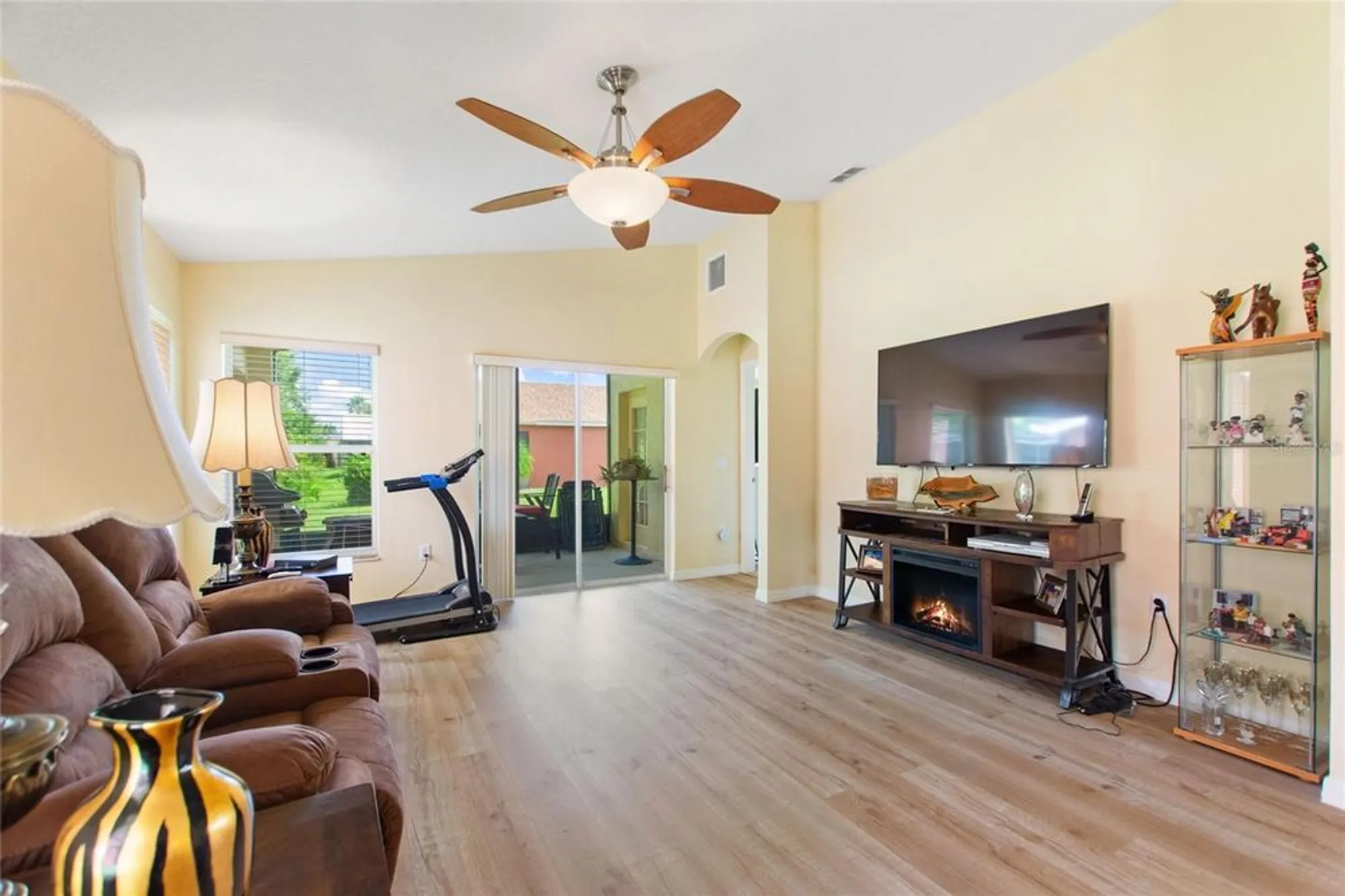 Property Slideshow image 10 of 49 | 504 millifiora ln, Kissimmee, FL, 34759
