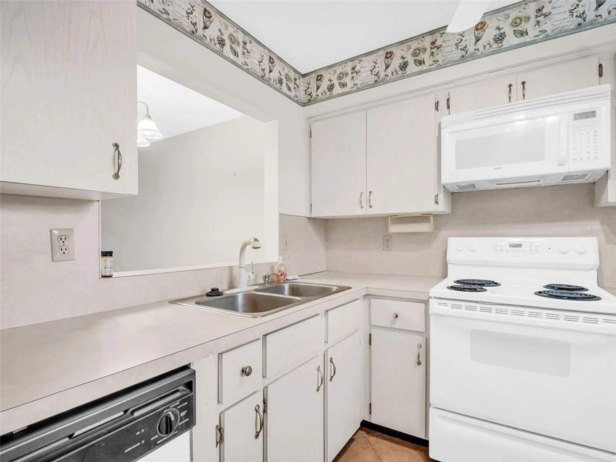 Property Slideshow image 10 of 62 | 3109 mission grove dr d, Palm Harbor, FL, 34684