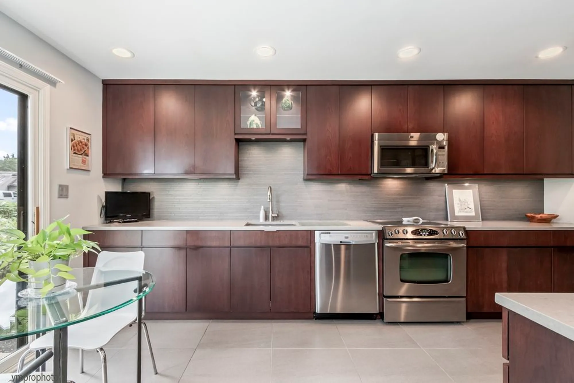 Property Slideshow image 12 of 37 | 68 thornhill ln, Lake Barrington, IL, 60010