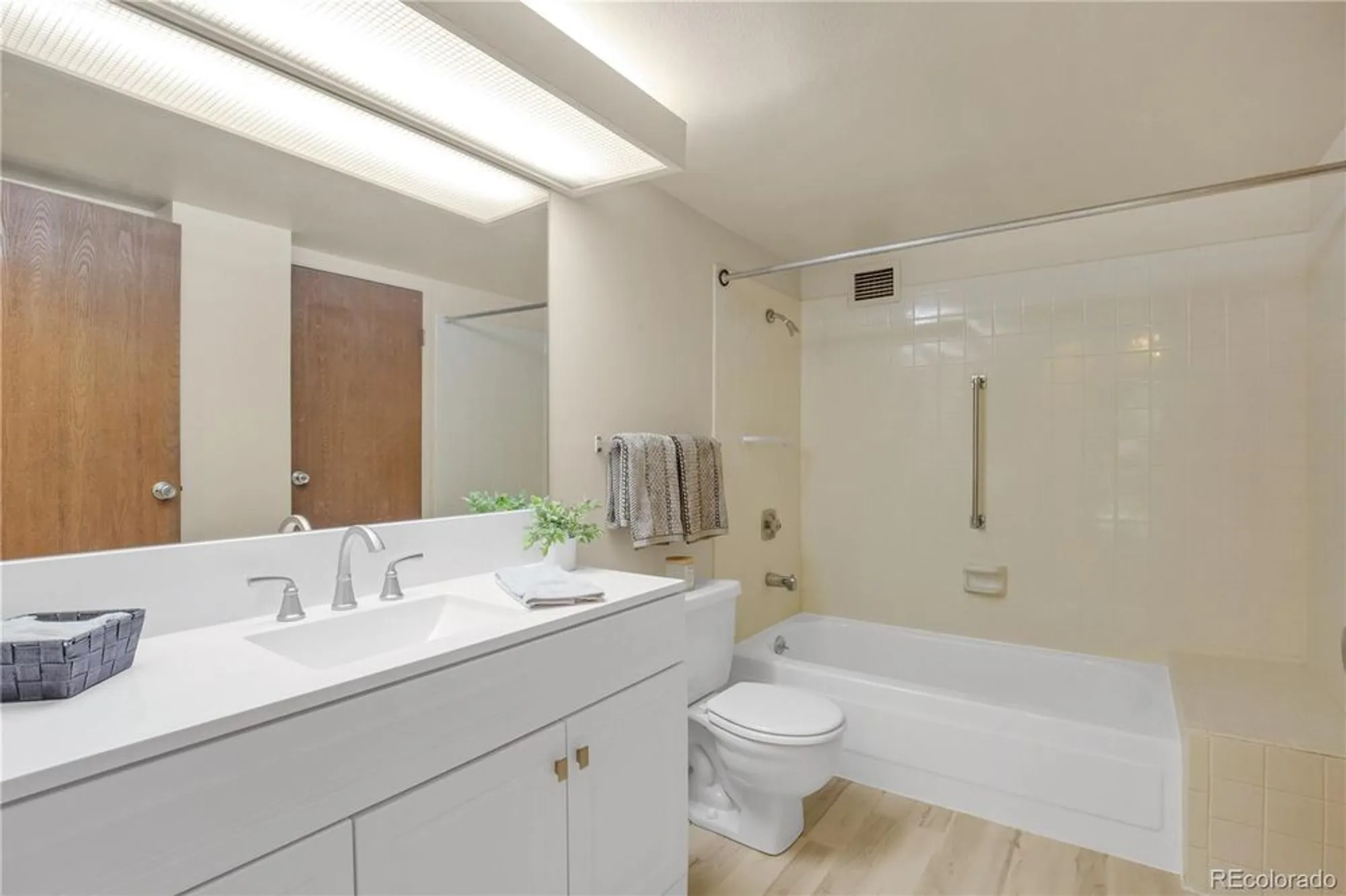 Property Slideshow image 20 of 45 | 13691 e marina dr 208, Aurora, CO, 80014