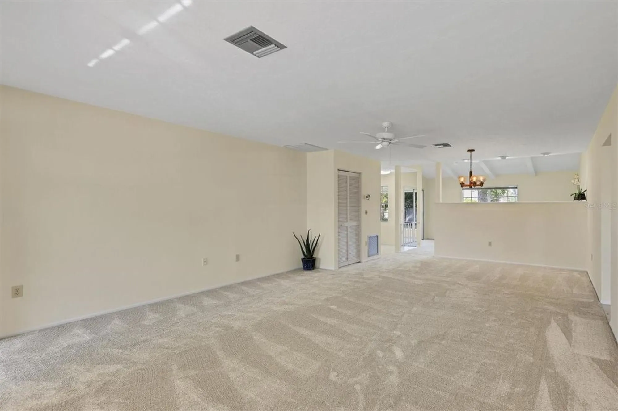 Property Slideshow image 5 of 27 | 4223 oakhurst cir 3025, Sarasota, FL, 34233