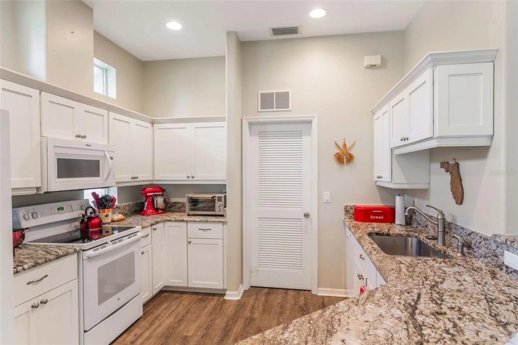 Property Slideshow image 10 of 57 | 22228 oxford heights dr, Leesburg, FL, 34748