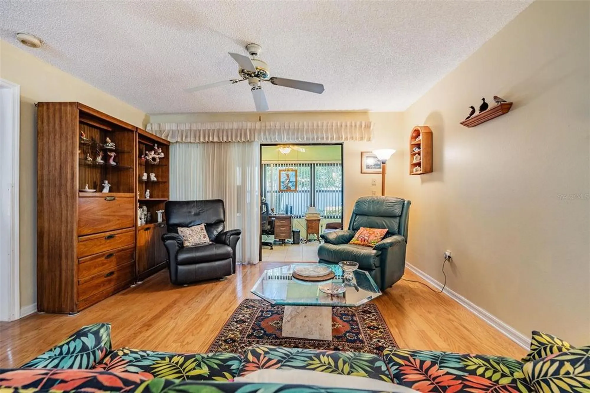 Property Slideshow image 12 of 35 | 2020 lakeview dr 102, Clearwater, FL, 33763
