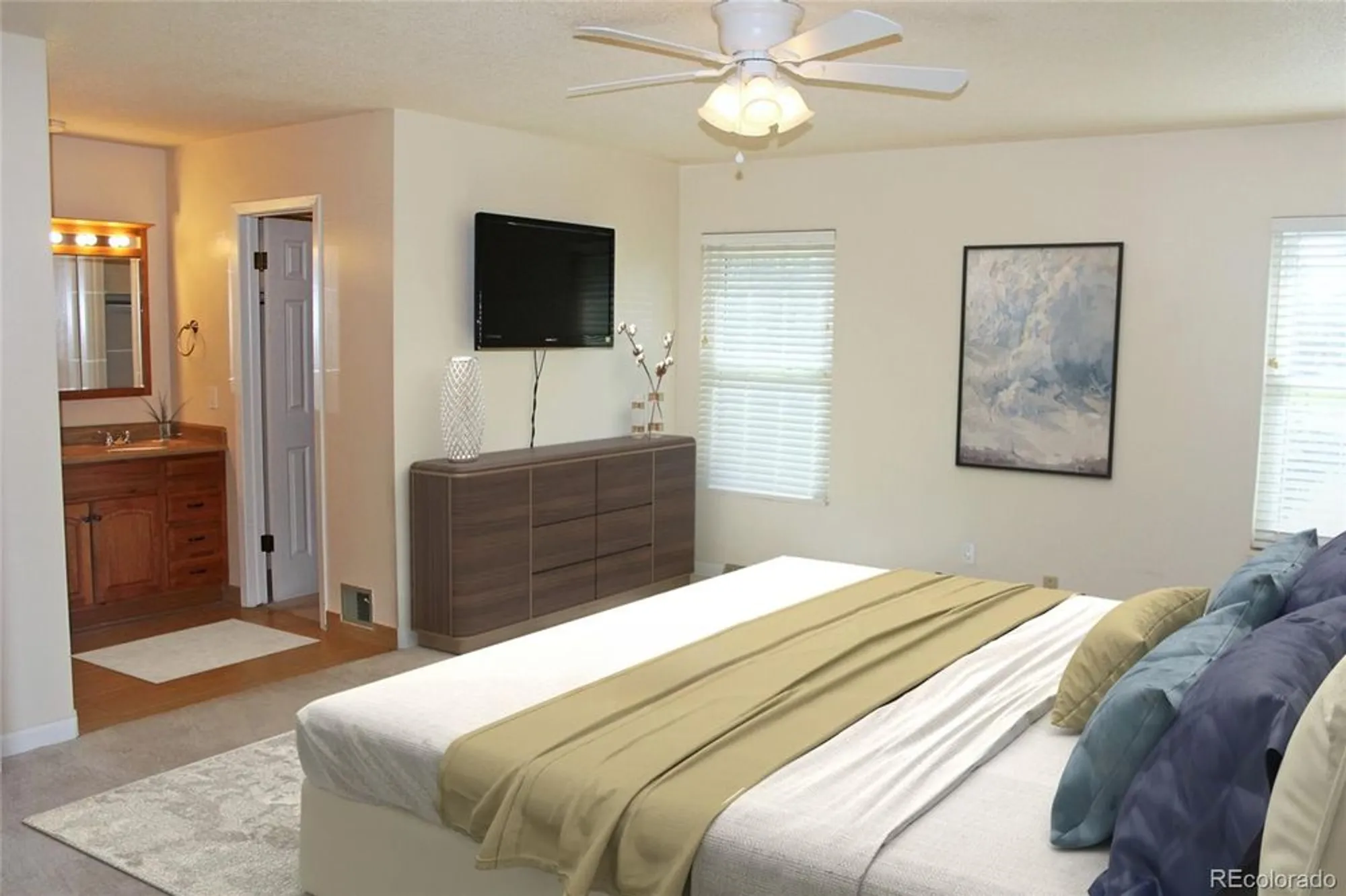 Property Slideshow image 11 of 35 | 2734 s heather gardens way, Aurora, CO, 80014