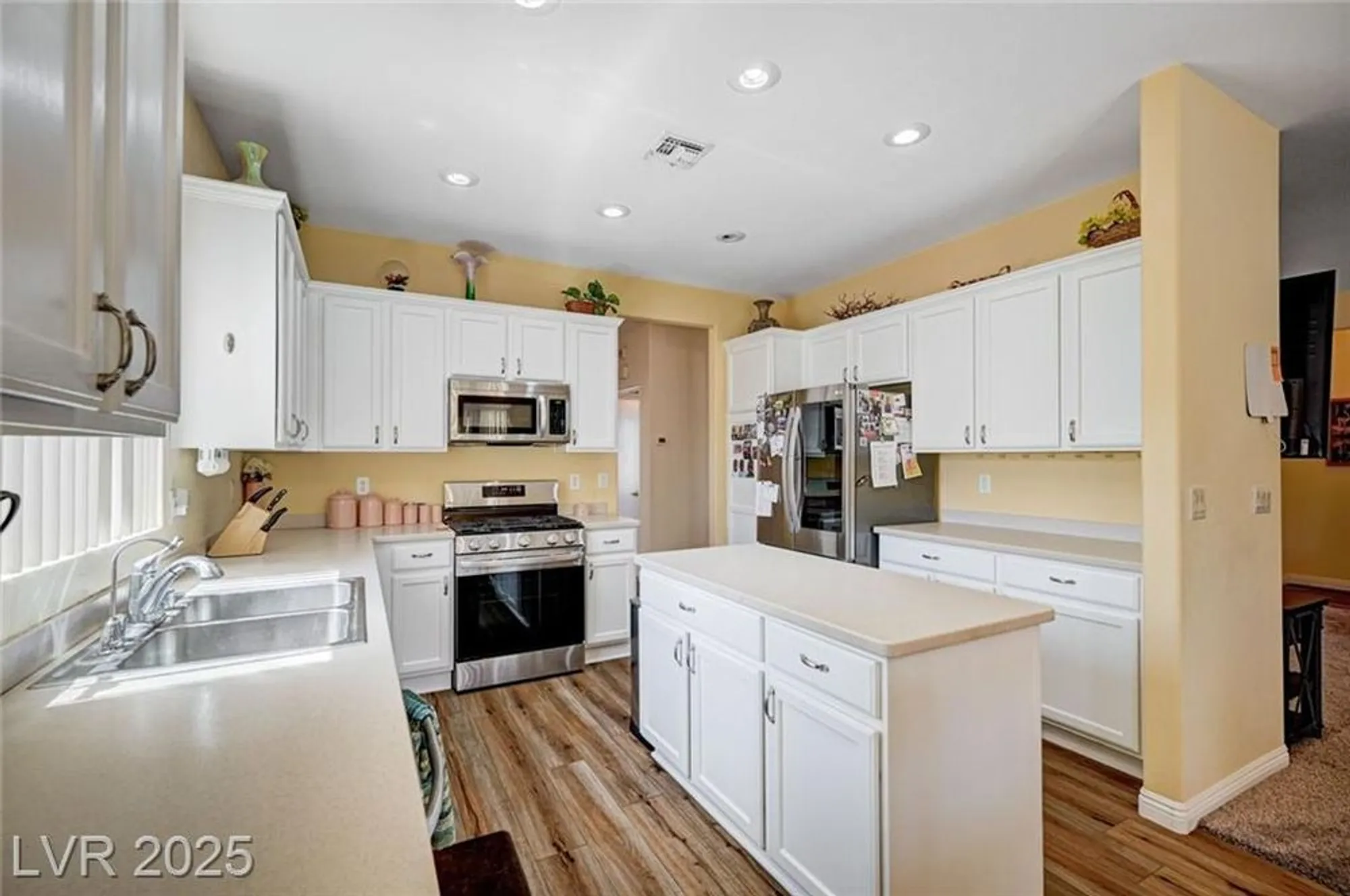 Property Slideshow image 16 of 60 | 580 carmel mesa dr, Henderson, NV, 89012
