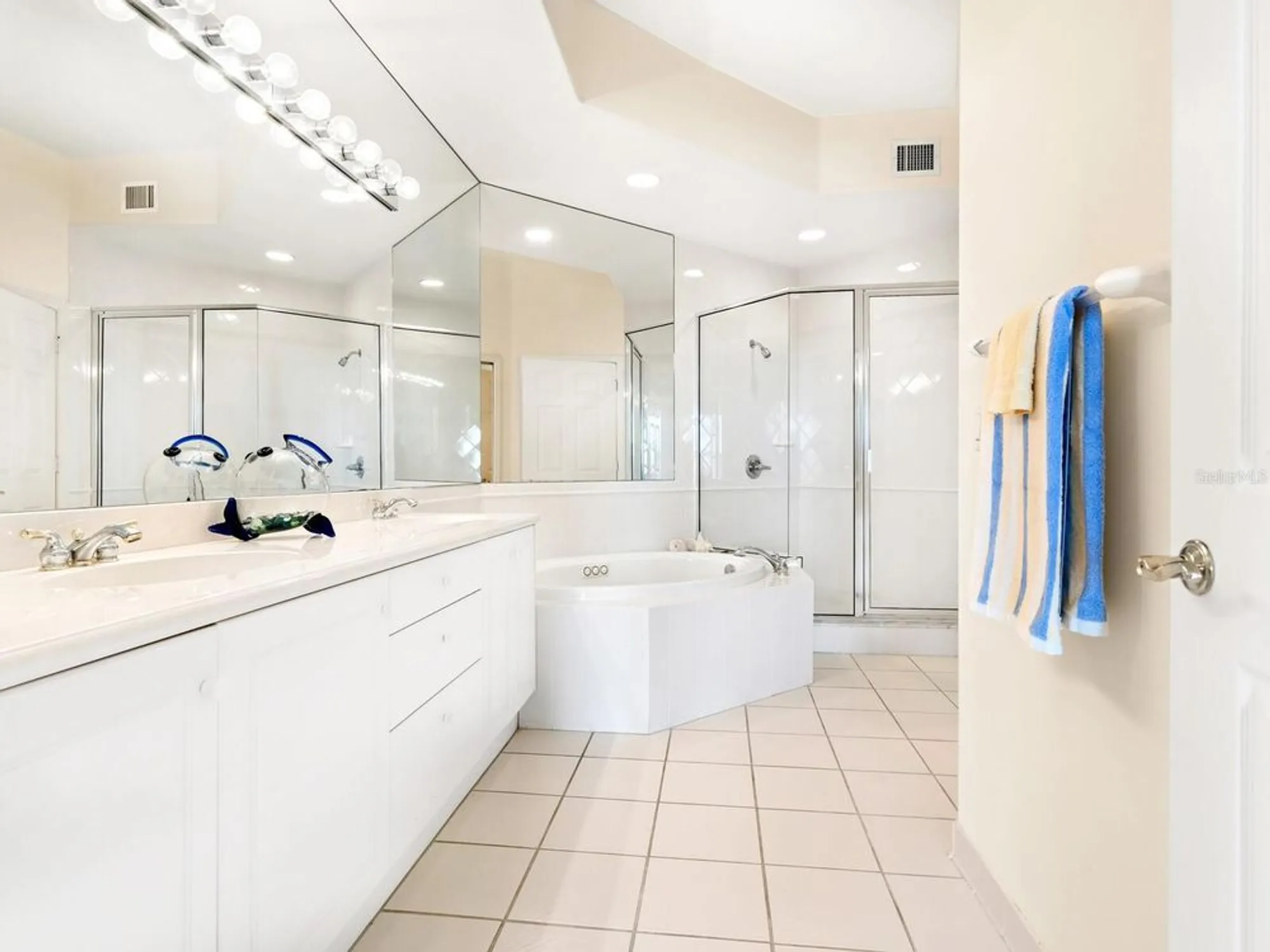 Property Slideshow image 20 of 38 | 5440 eagles point cir 405, Sarasota, FL, 34231