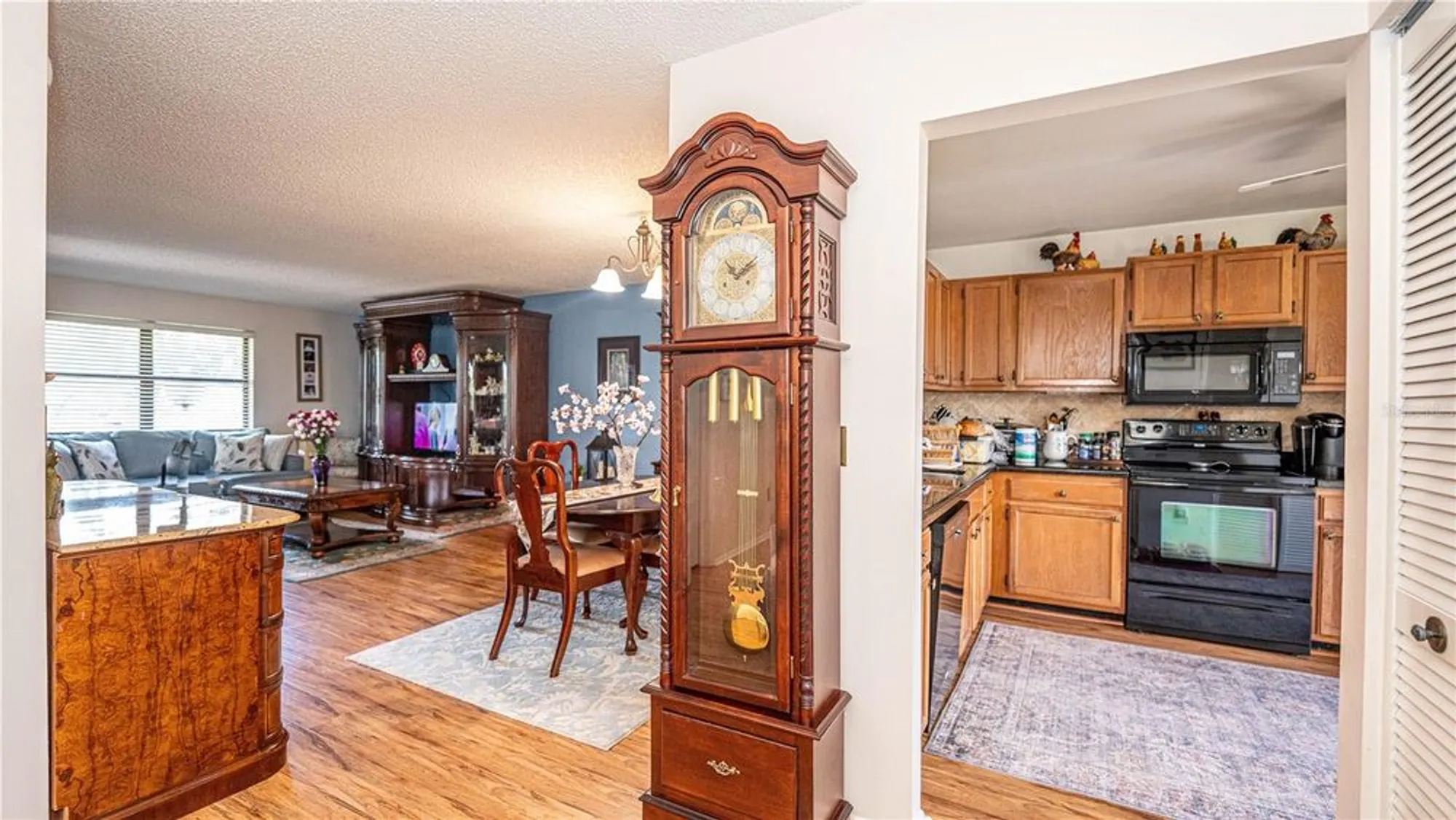 Property Slideshow image 10 of 38 | 272 beaver dam ct, Royal Palm Beach, FL, 33411