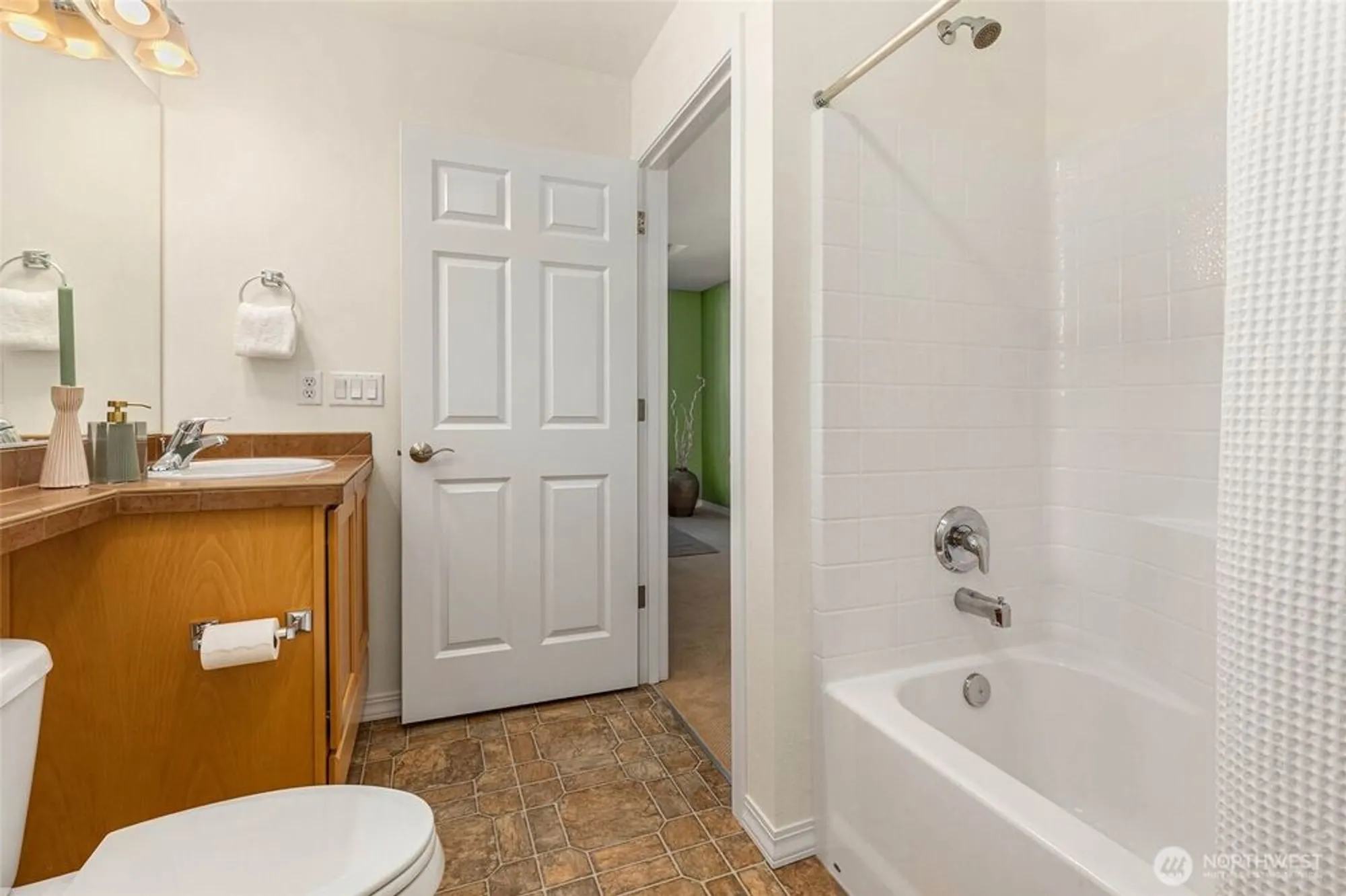 Property Slideshow image 19 of 25 | 12429 243rd pl, Redmond, WA, 98053