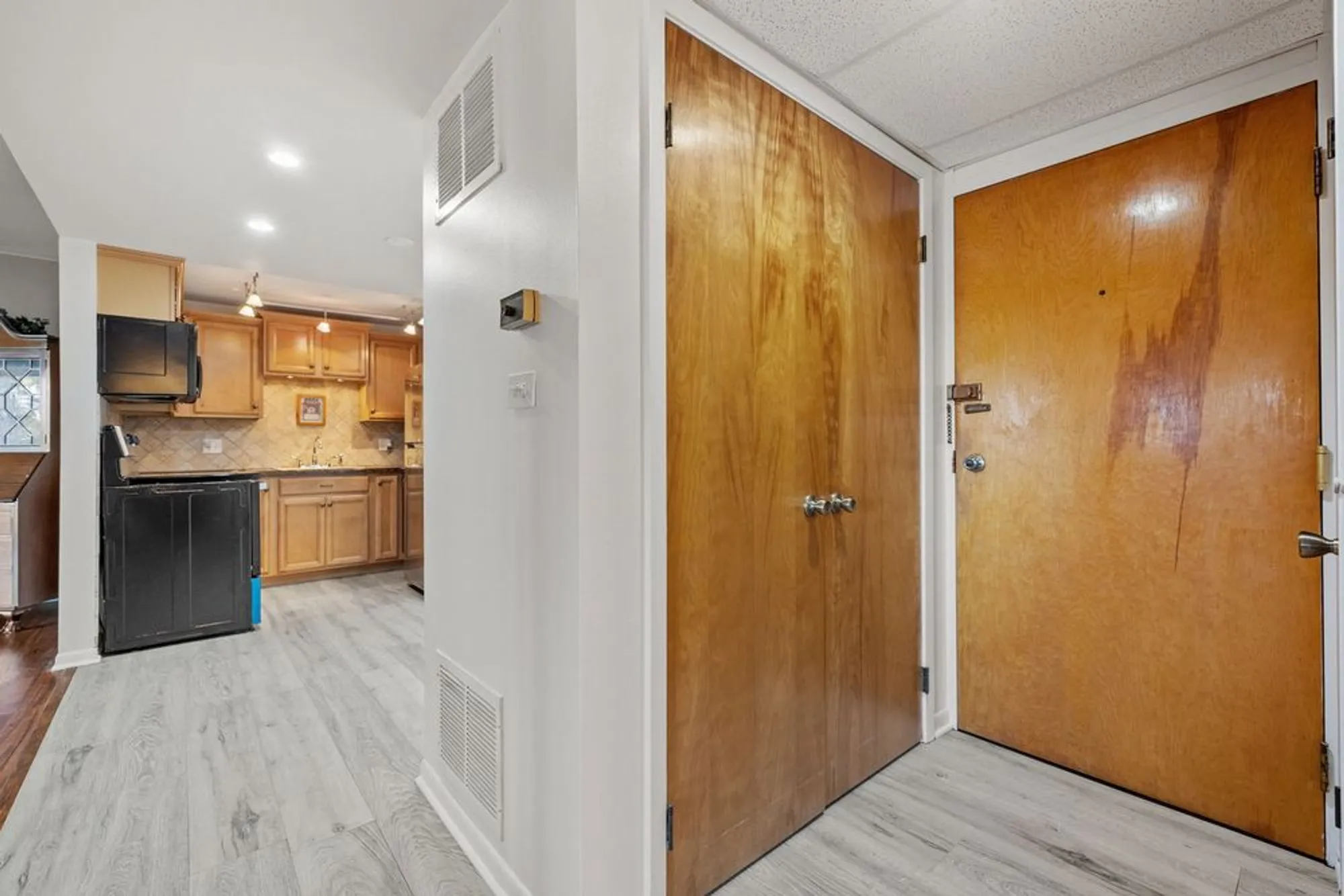 Property Slideshow image 10 of 25 | 5540 walnut ave apt 6b, Downers Grove, IL, 60515
