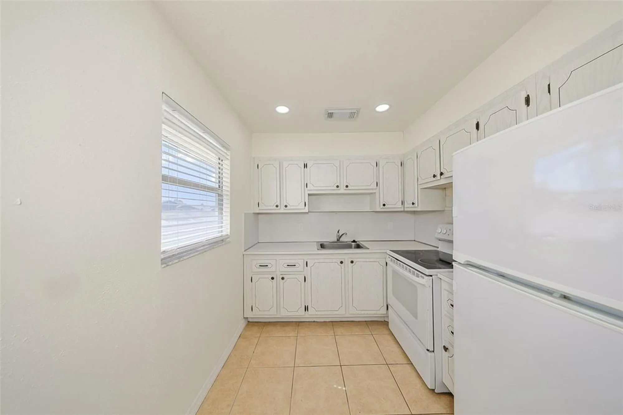 Property Slideshow image 13 of 59 | 202 bedford st 72, Sun City Center, FL, 33573