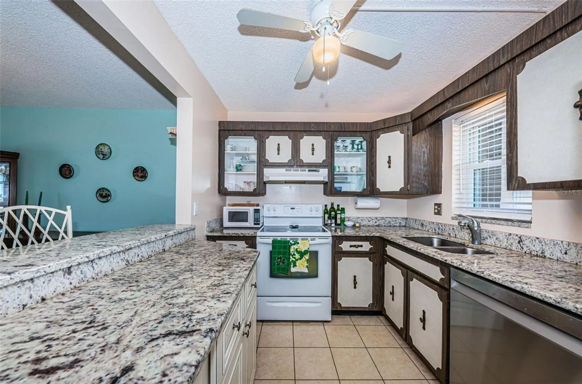 Property Slideshow image 10 of 32 | 7405 bay island dr 220, South Pasadena, FL, 33707
