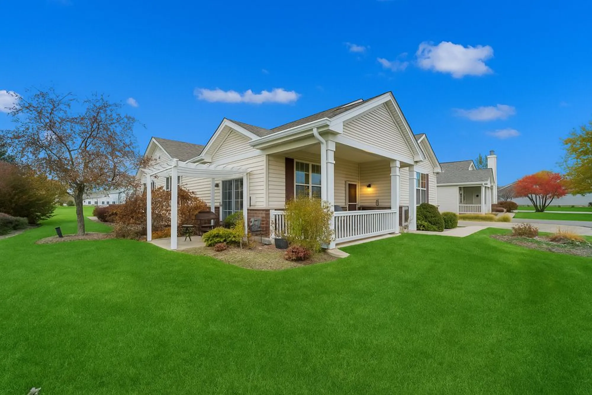 Property Slideshow image 3 of 3 | 672 n falls cir, Pingree Grove, IL, 60140