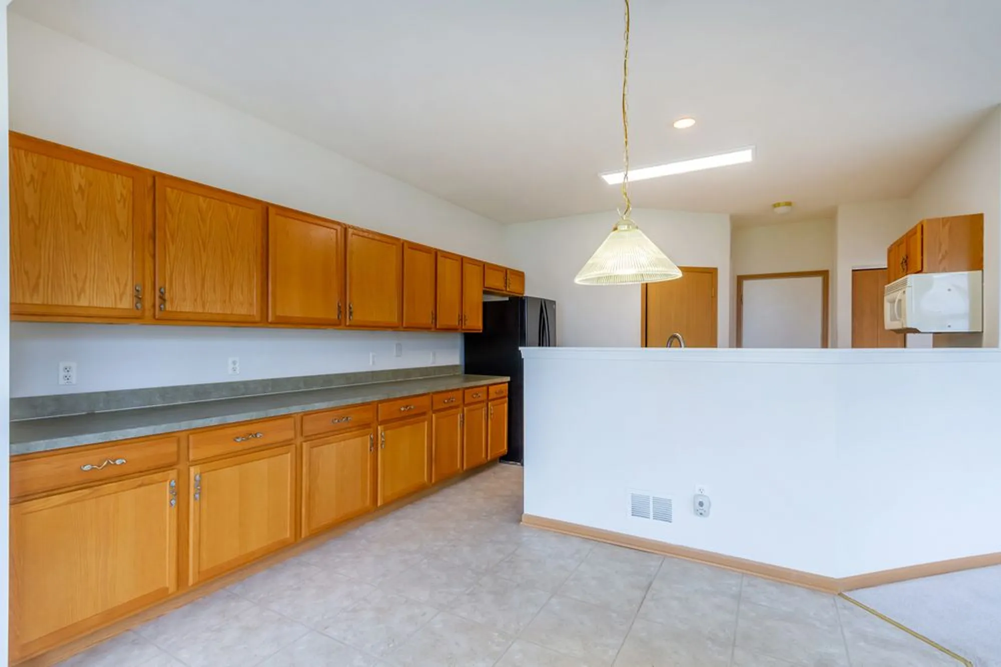 Property Slideshow image 11 of 28 | 1508 w ludington cir, Romeoville, IL, 60446