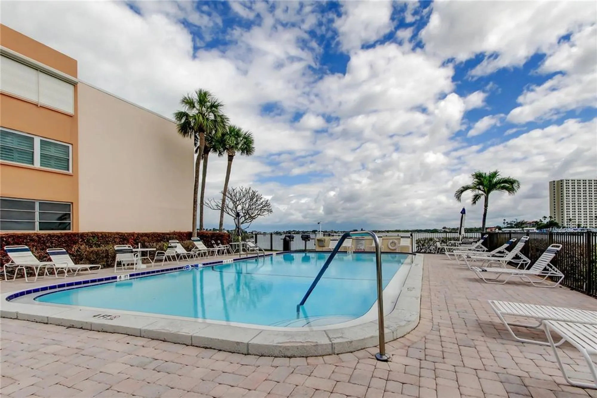 Property Slideshow image 11 of 45 | 7425 bay island dr 203, South Pasadena, FL, 33707