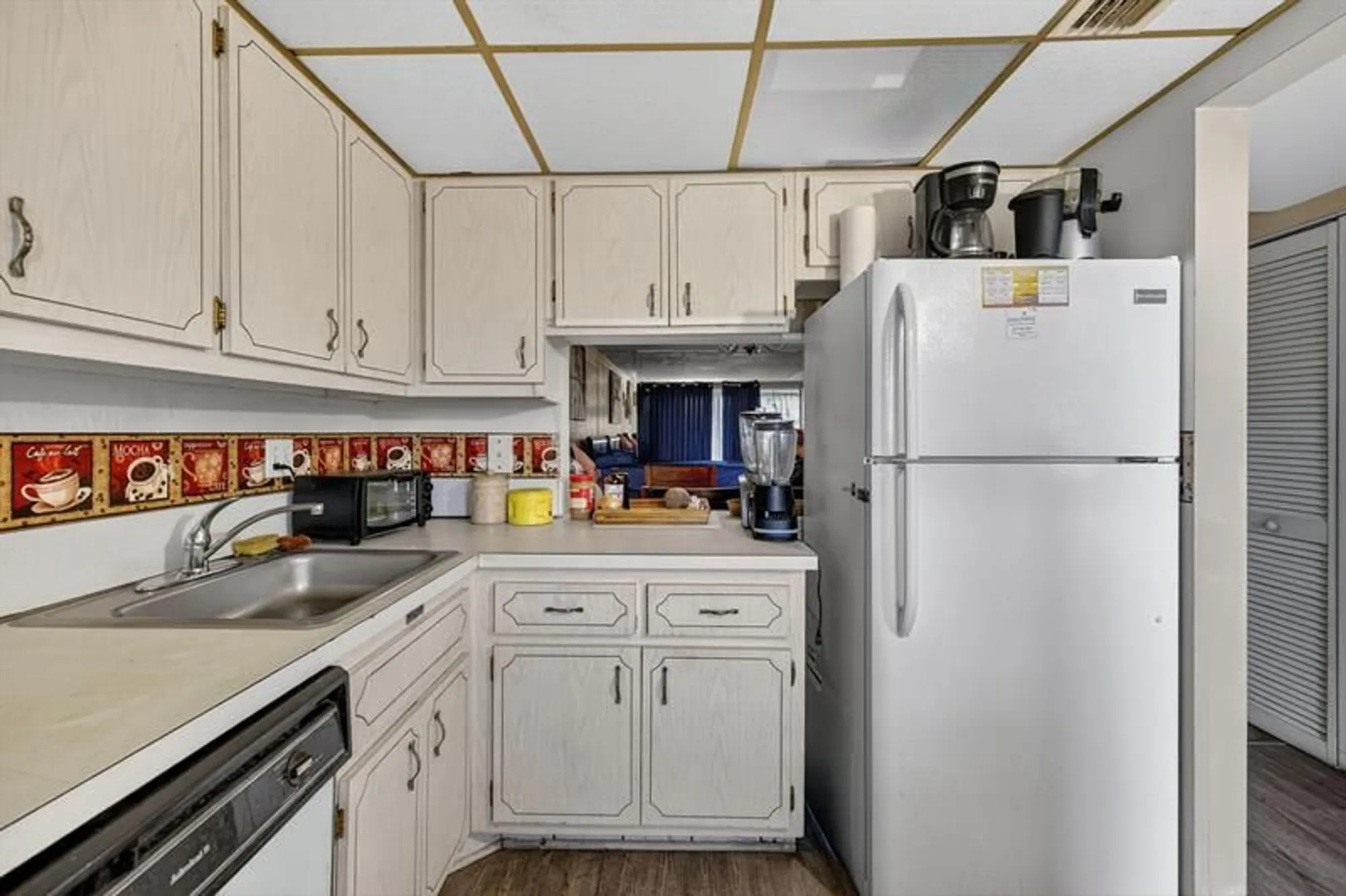Property Slideshow image 4 of 17 | 3051 nw 46th ave apt 405, Lauderdale Lakes, FL, 33313