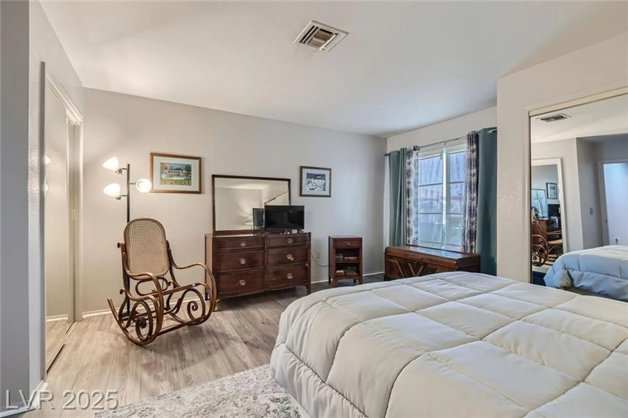 Property Slideshow image 13 of 25 | 8628 desert holly dr, Las Vegas, NV, 89134