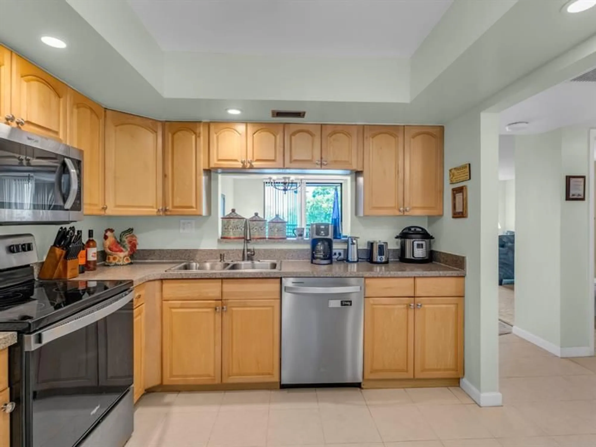 Property Slideshow image 12 of 51 | 1101 colony point cir 422, Pembroke Pines, FL, 33026