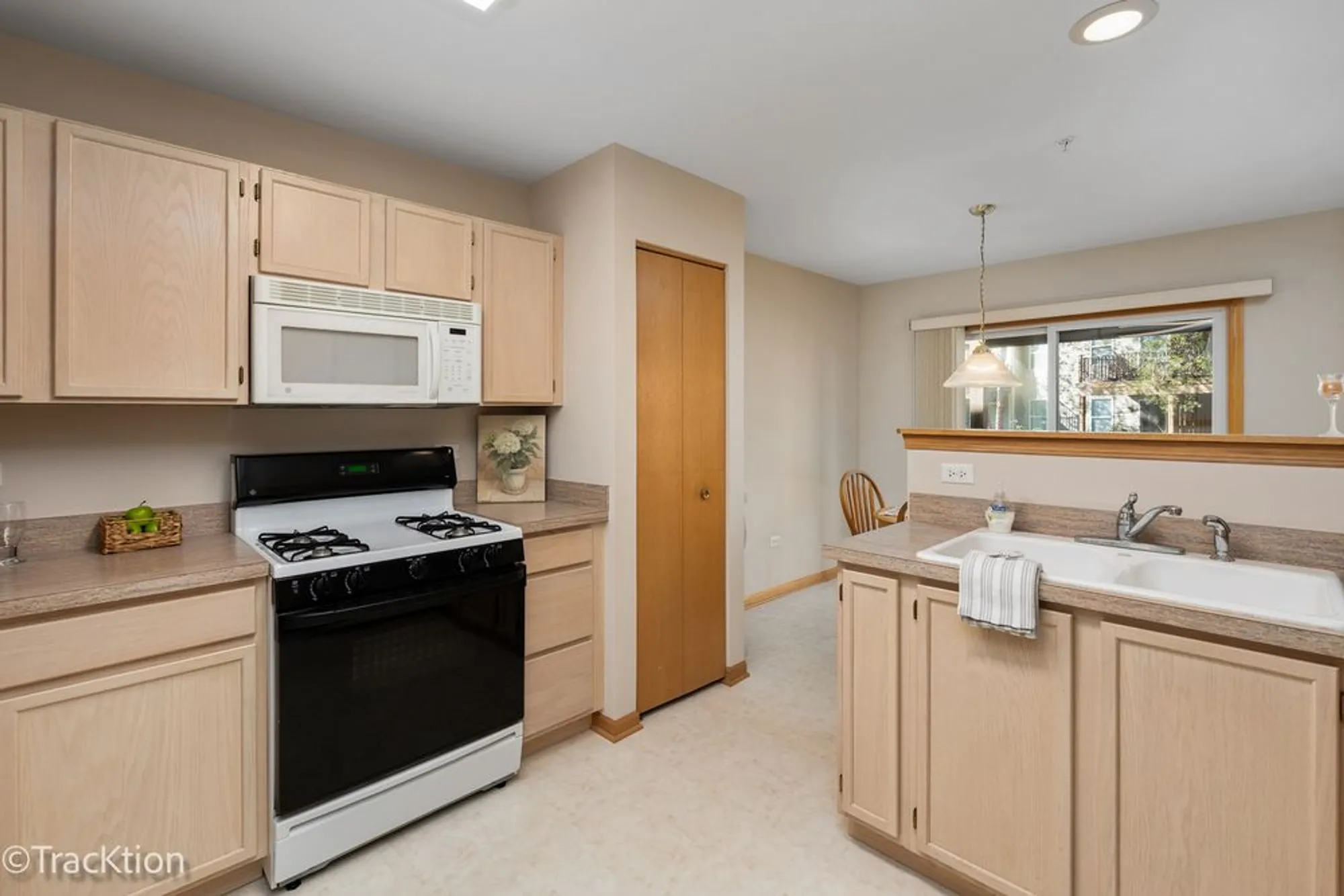 Property Slideshow image 4 of 17 | 13818 s bristlecone ln d, Plainfield, IL, 60544