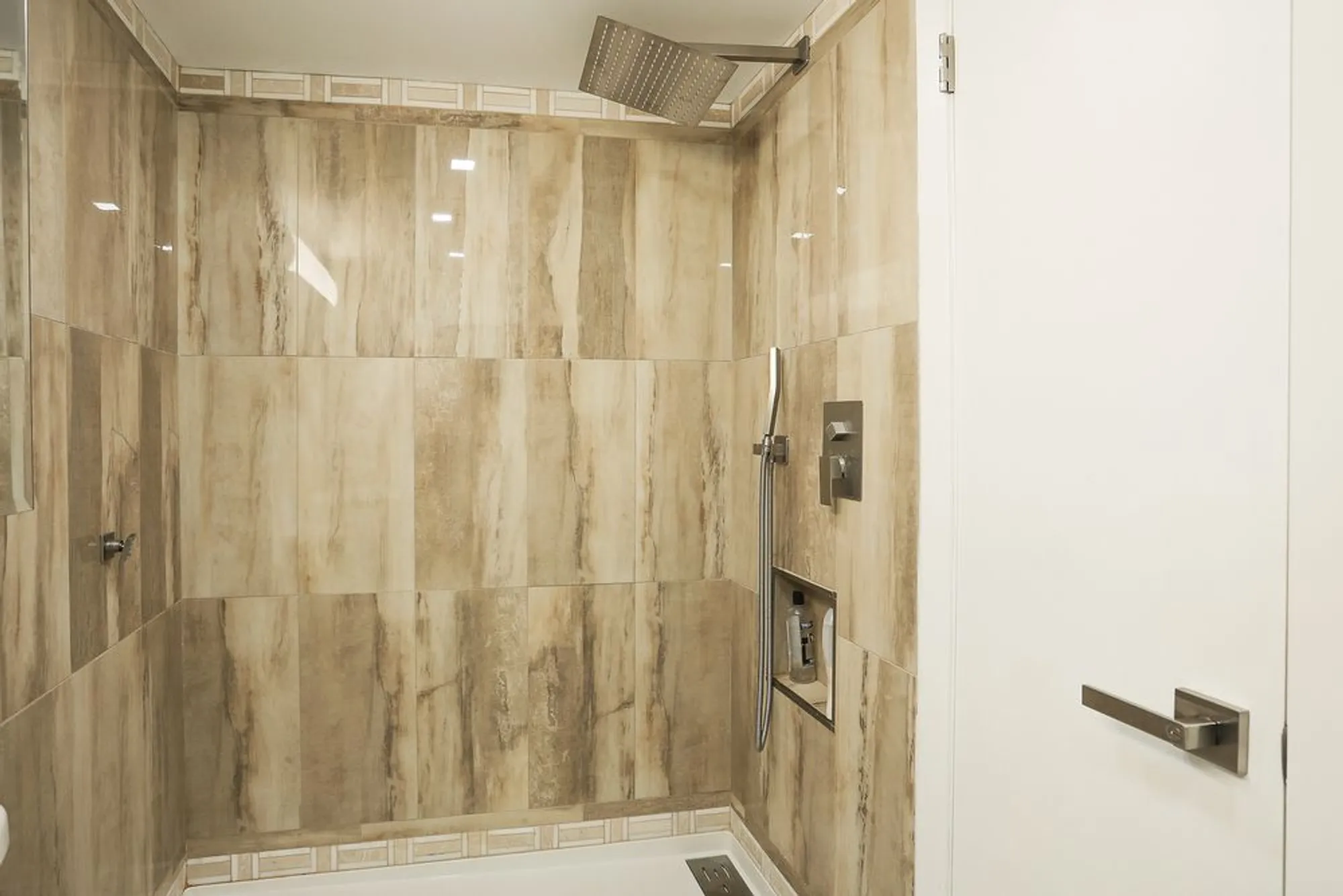 Property Slideshow image 20 of 32 | 2900 maple ave 19e, Downers Grove, IL, 60515