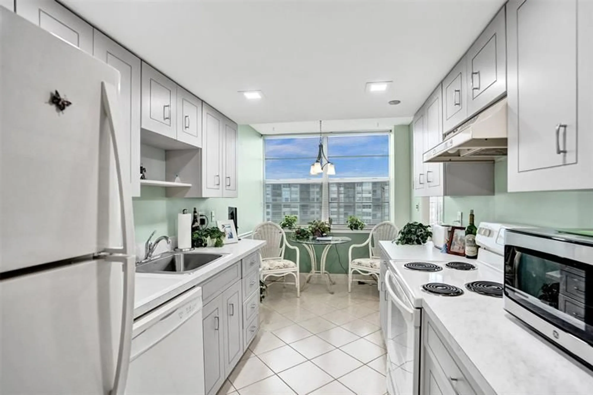 Property Slideshow image 1 of 71 | 1100 saint charles pl 612, Pembroke Pines, FL, 33026