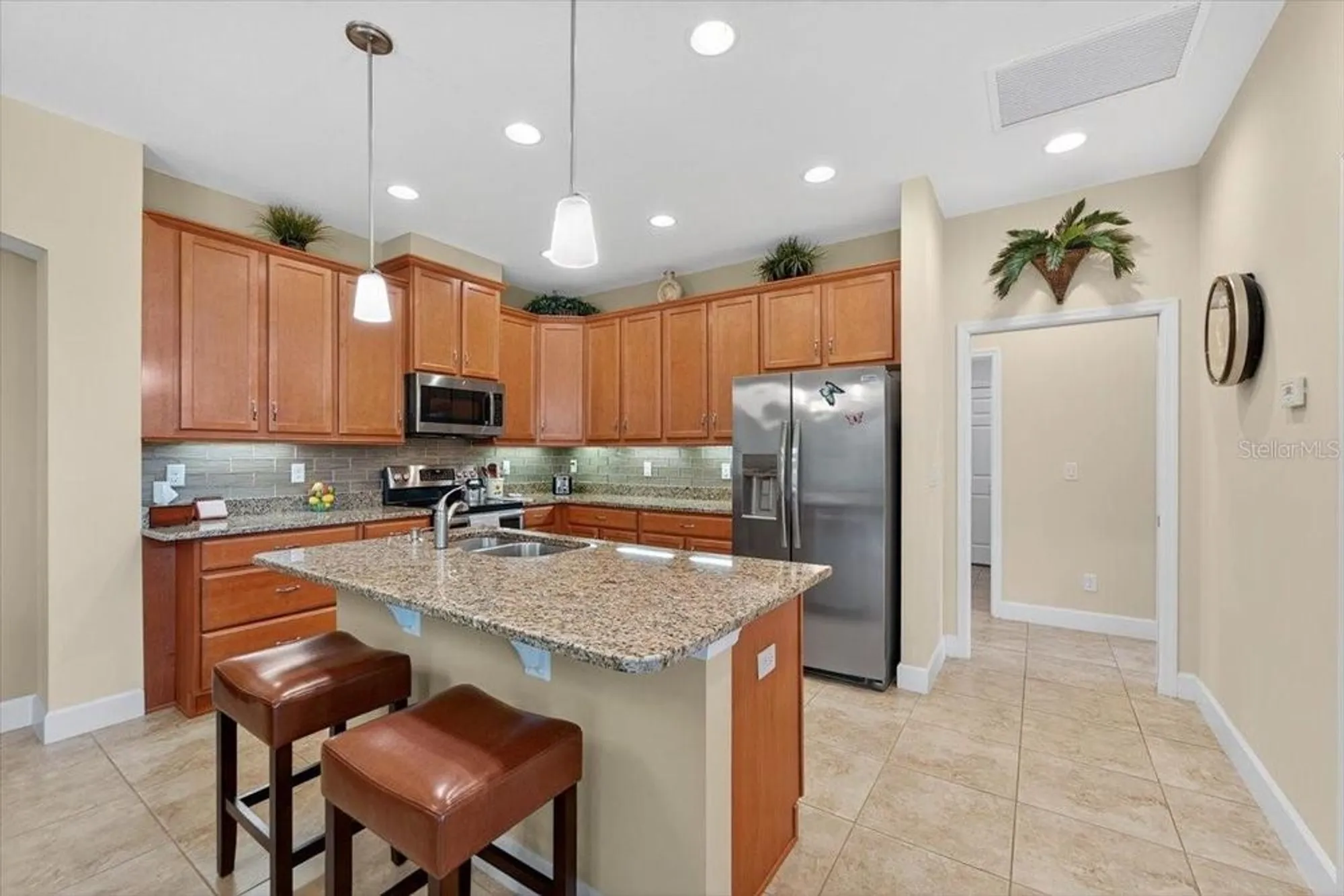 Property Slideshow image 13 of 66 | 821 chipper dr, Sun City Center, FL, 33573