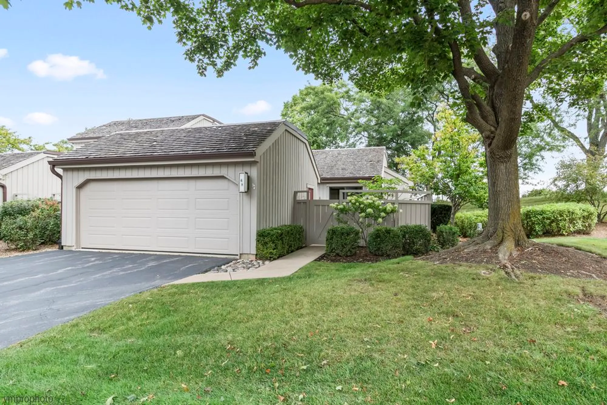 Property Slideshow image 1 of 37 | 68 thornhill ln, Lake Barrington, IL, 60010