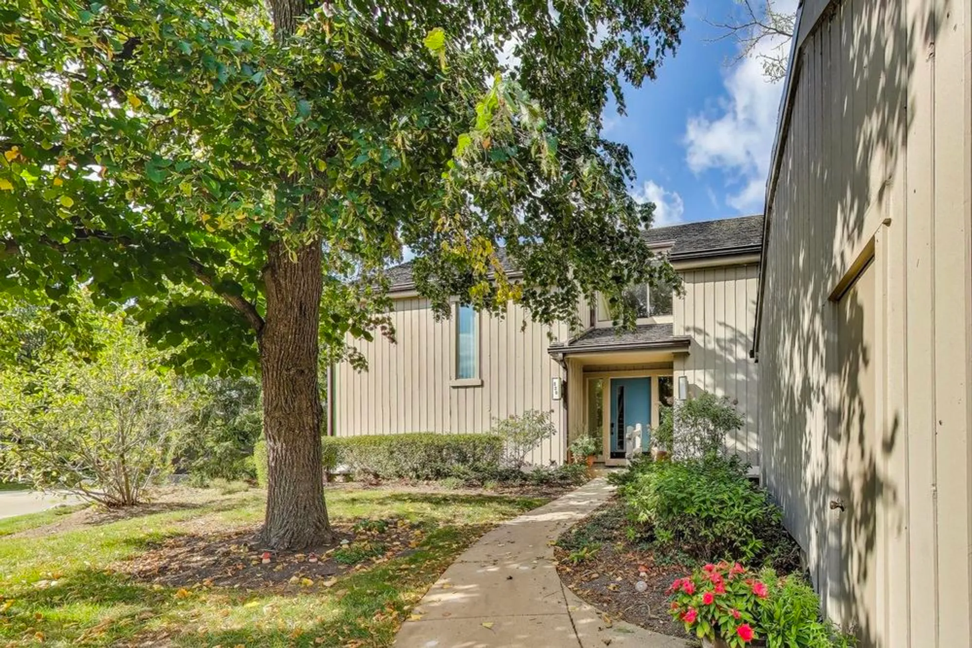 Property Slideshow image 1 of 24 | 220 thornhill ln d, Lake Barrington, IL, 60010