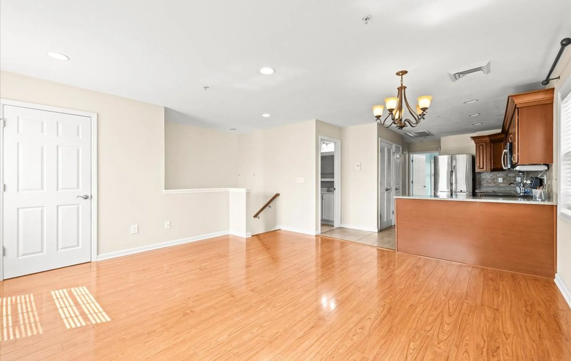 Property Slideshow image 5 of 20 | 1002 willow ln, Valley Stream, NY, 11580